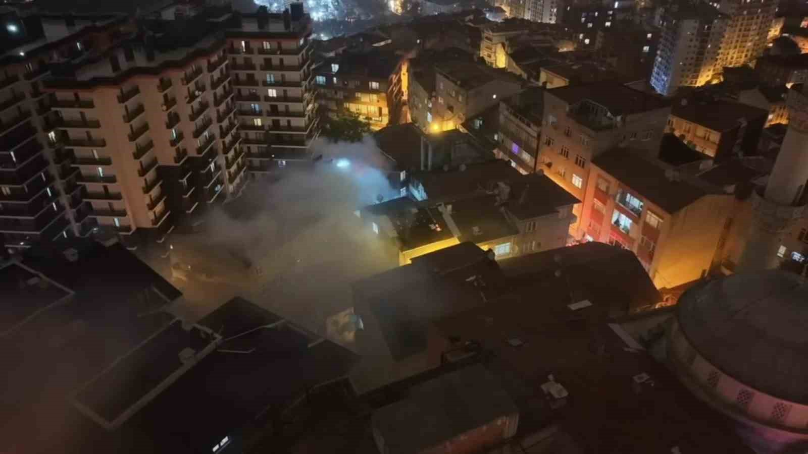 KAĞITHANE’DE 5 KATLI BİNANIN ÇATISI ALEV ALEV YANDI