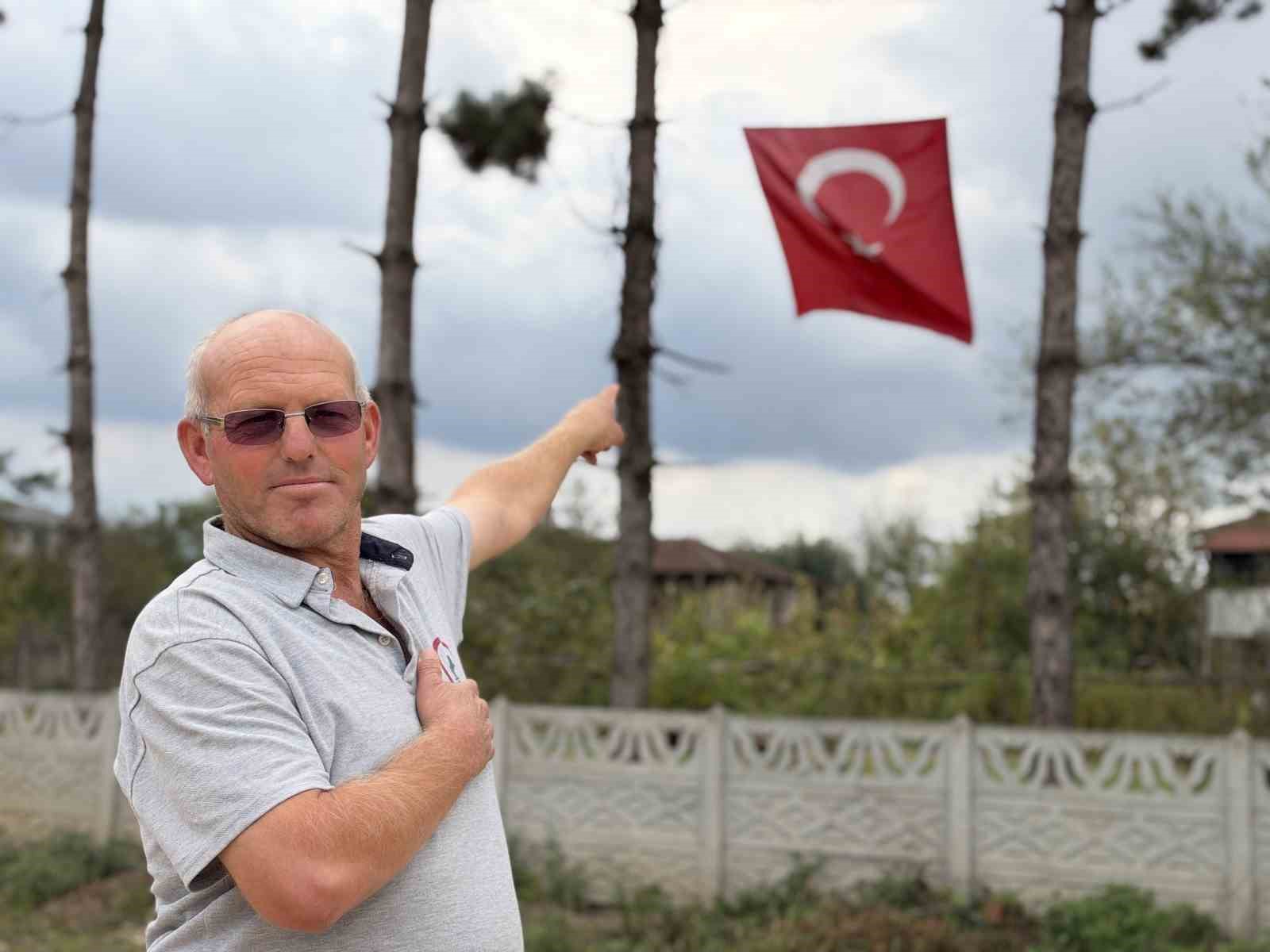 İş makinesinin üzerine çıkıp Türk bayrağını düzeltti, ardından böyle öptü