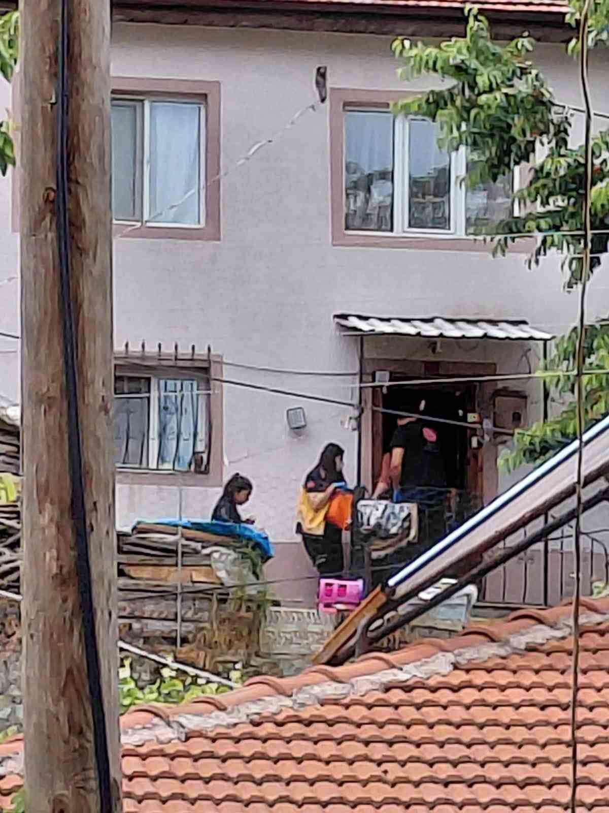 Bolu’da park edilen araçlardan ambulans sokağa giremedi: Sağlık ekipleri hastaya yürümek zorunda kaldı