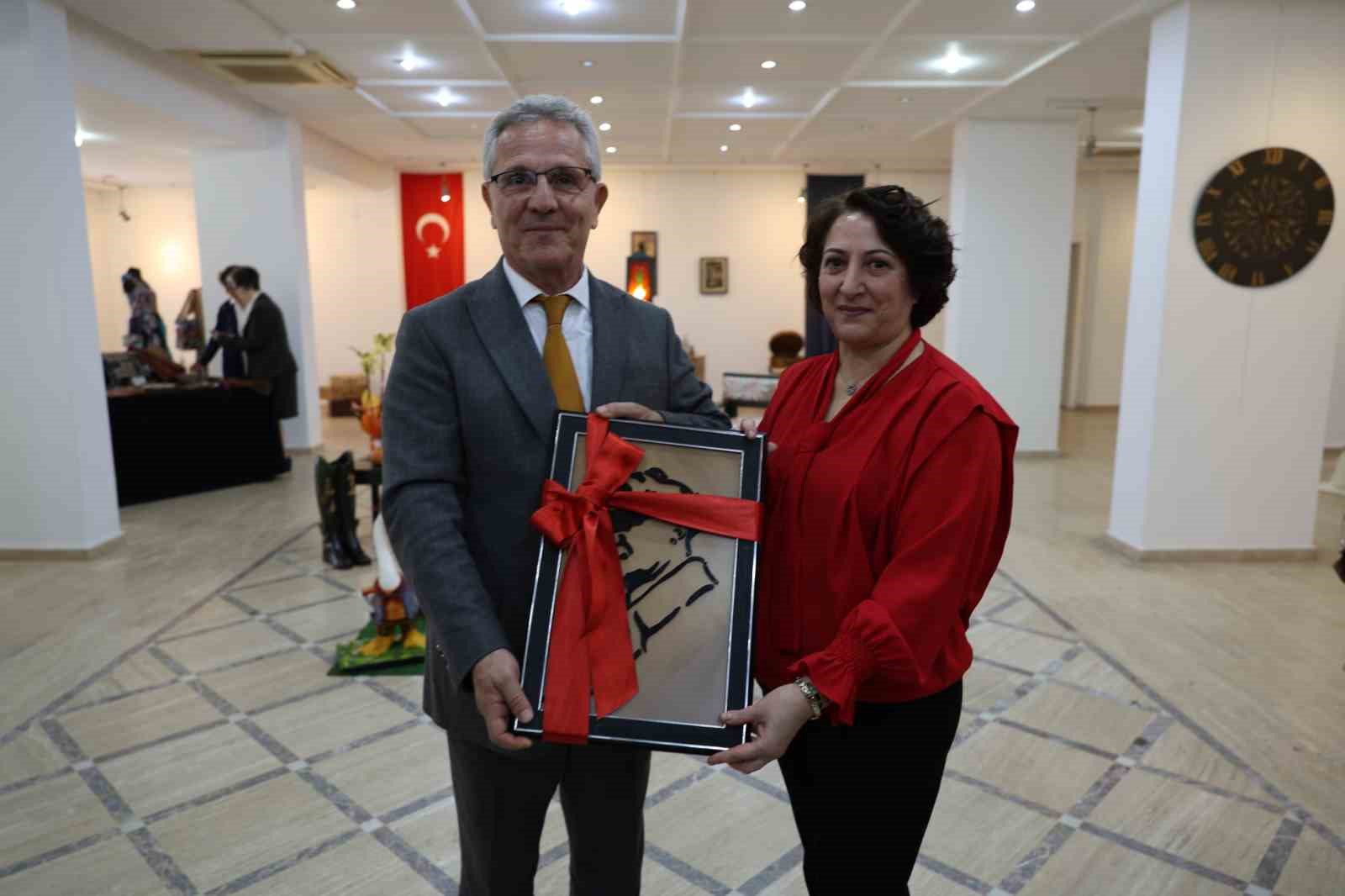 NAZİLLİ BELEDİYESİ EL SANATLARI ATÖLYESİ KURSİYERLERİNİN HAZIRLADIĞI “CUMHURİYETİN IŞIĞINDA” EL SANATLARI SERGİSİ, LÜTFİ SELEK KÜLTÜR MERKEZİ’NDE AÇILDI. EL EMEĞİ ESERLERİN YER ALDIĞI SERGİ, 13 KASIM’A KADAR ZİYARET EDİLEBİLECEK.