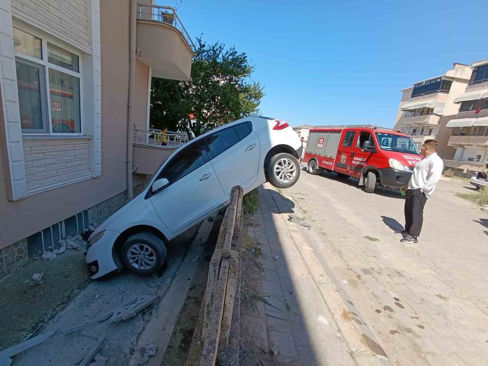 Otomobil bahçe duvarına asılı kaldı