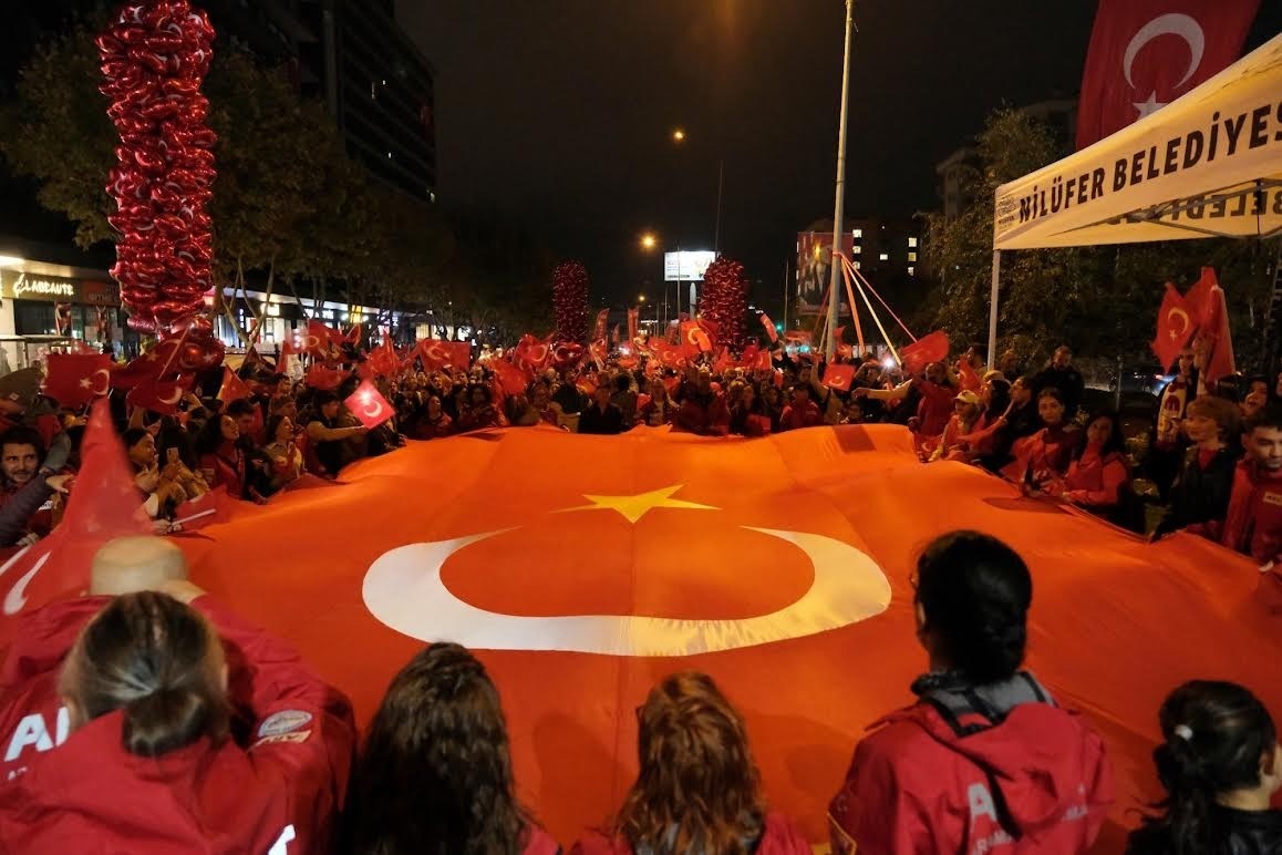 BİNLERCE NİLÜFERLİ CUMHURİYET’İN 103’ÜNCÜ YILINDA TEK YÜREK OLDU