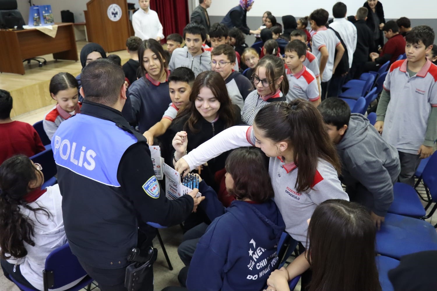 KASTAMONU’DA POLİS EKİPLERİ TARAFINDAN YÜRÜTÜLEN SOSYAL SORUMLULUK PROJESİ KAPSAMINDA, 1 HAFTADA 1 BİN 140 ÖĞRENCİYE TEMEL GÜVENLİK KURALLARI, GÜVENLİ İNTERNET KULLANIMI, SİBER SUÇLAR VE AKRAN ZORBALIĞI KONULARINDA EĞİTİM VERİLDİ.