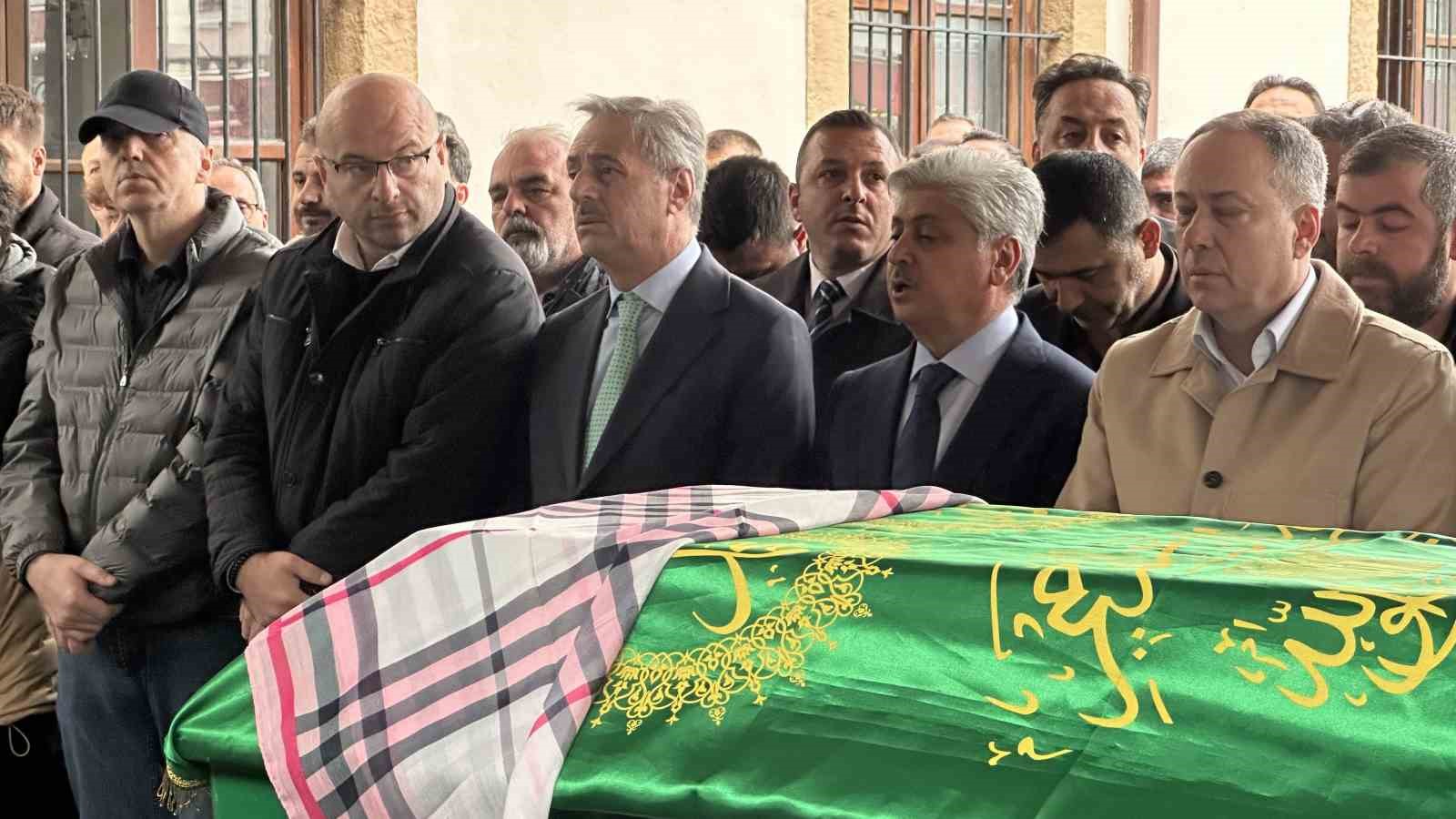 NEVŞEHİR'İN GÖREME BELDESİNDE MEYDANA GELEN PERİBACASI ÇÖKMESİNDE HAYATINI KAYBEDEN SAKARYALI GAZETECİ FATİH ERAY TUNA VE EŞİ BEGÜM TUNA, MEMLEKETLERİ SAKARYA'DA KILINAN CENAZE NAMAZININ ARDINDAN SON YOLCULUKLARINA UĞURLANDI.