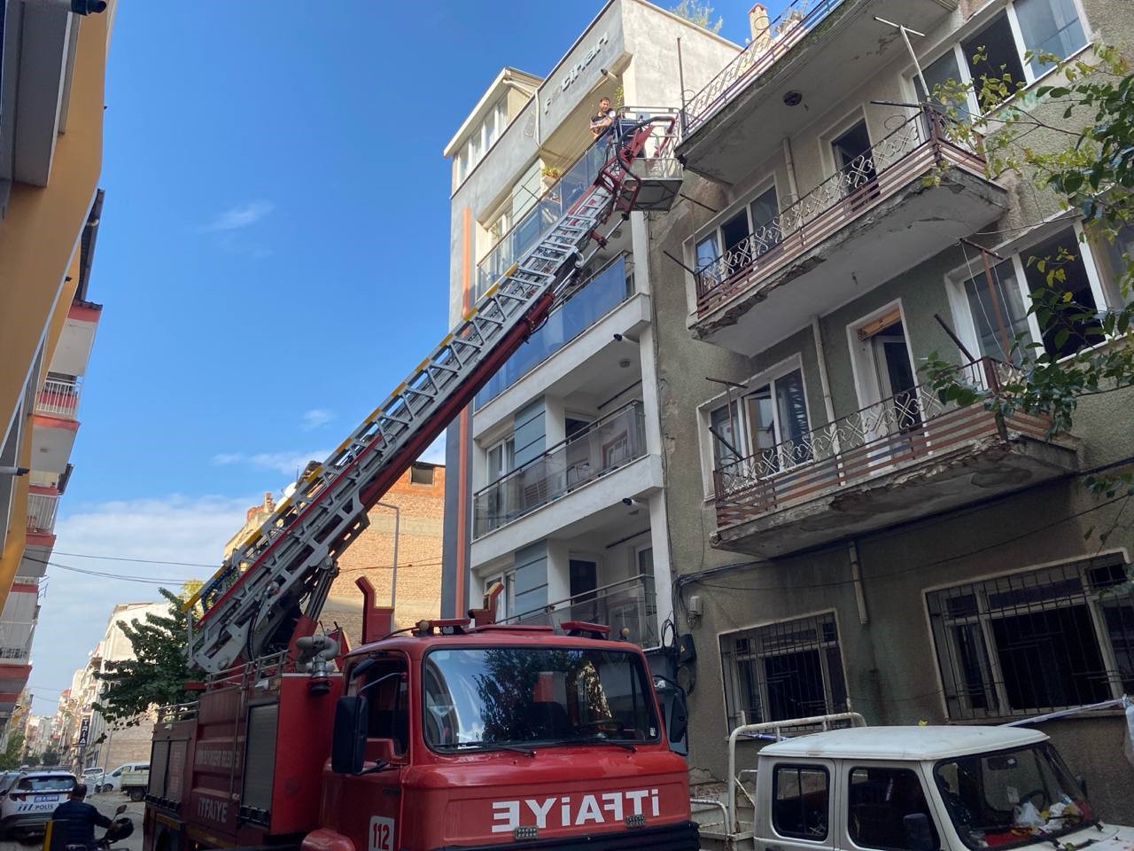 AYDIN'IN EFELER İLÇESİNDE EVDEN KAÇARAK BİNANIN ÇATI KATINA SAKLANAN KEDİ İÇİN AYDIN BÜYÜKŞEHİR BELEDİYESİ İTFAİYE DAİRE BAŞKANLIĞI EKİPLERİ SEFERBER OLURKEN, YAKALANAN KEDİ SAHİBİNE TESLİM EDİLDİ.