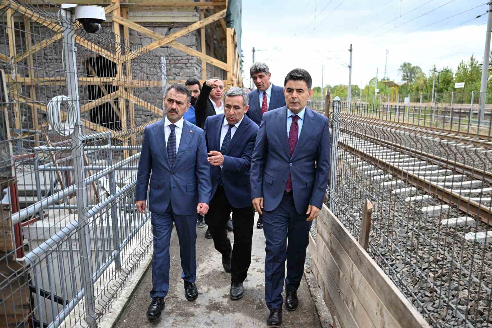 Bakan Yardımcısı Boyraz, tarihi garda restorasyon çalışmarını inceledi