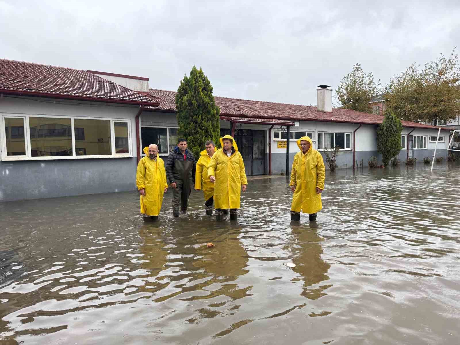 Karasu'da selden etkilenen 15 okulda hasar tespit çalışmaları sürüyor
