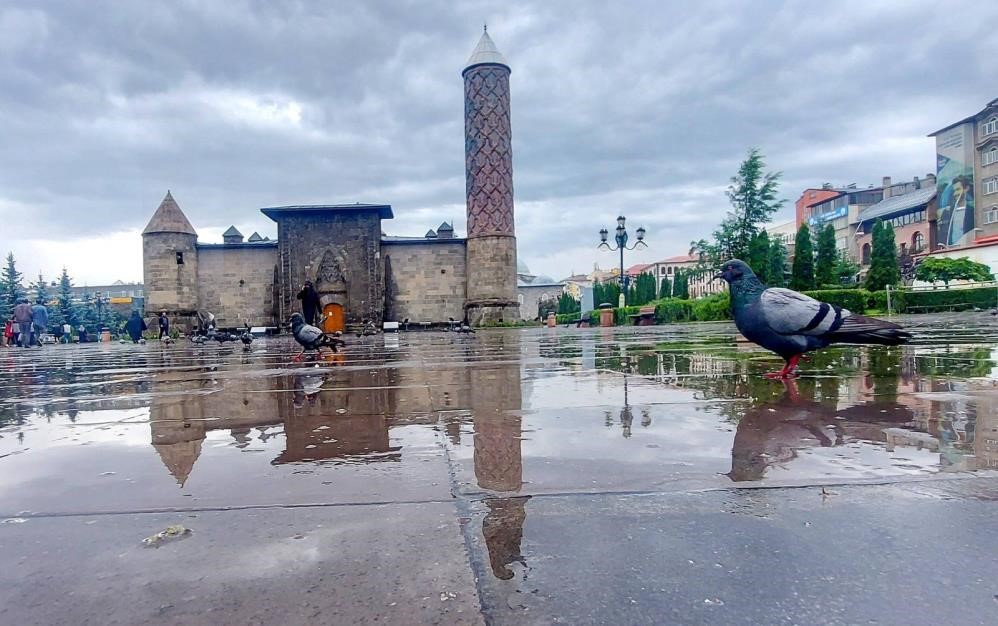 Erzurum ve Ardahan için 'sarı' kodlu uyarı: Kuvvetli sağanak ve sel riski
