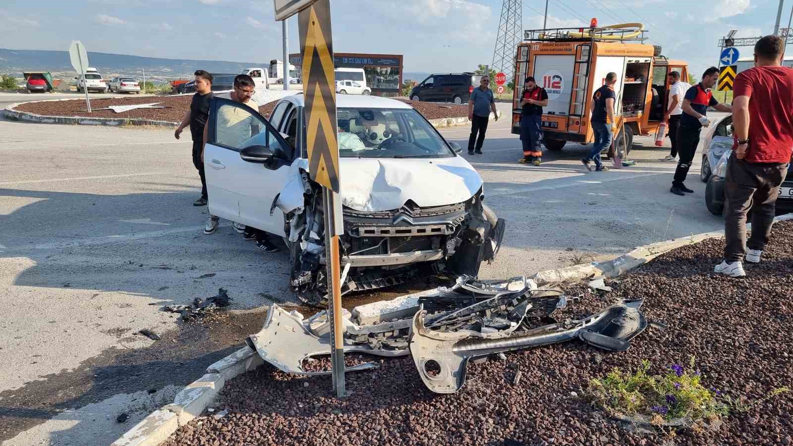 Domaniç'te otomobiller çarpıştı: 2 yaralı