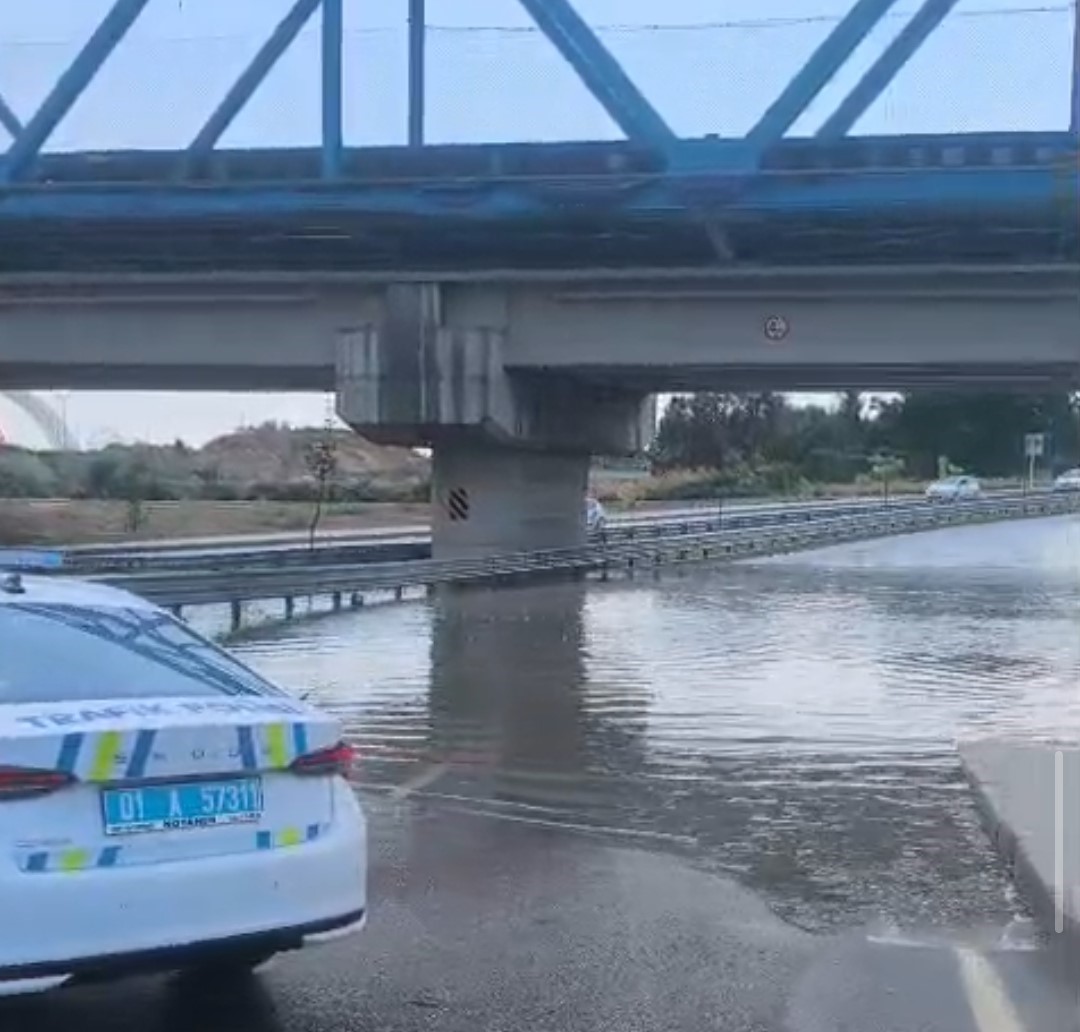 Adana’da sağanak ve kuvvetli rüzgar hayatı olumsuz etkiledi: Çatı sokağa düştü