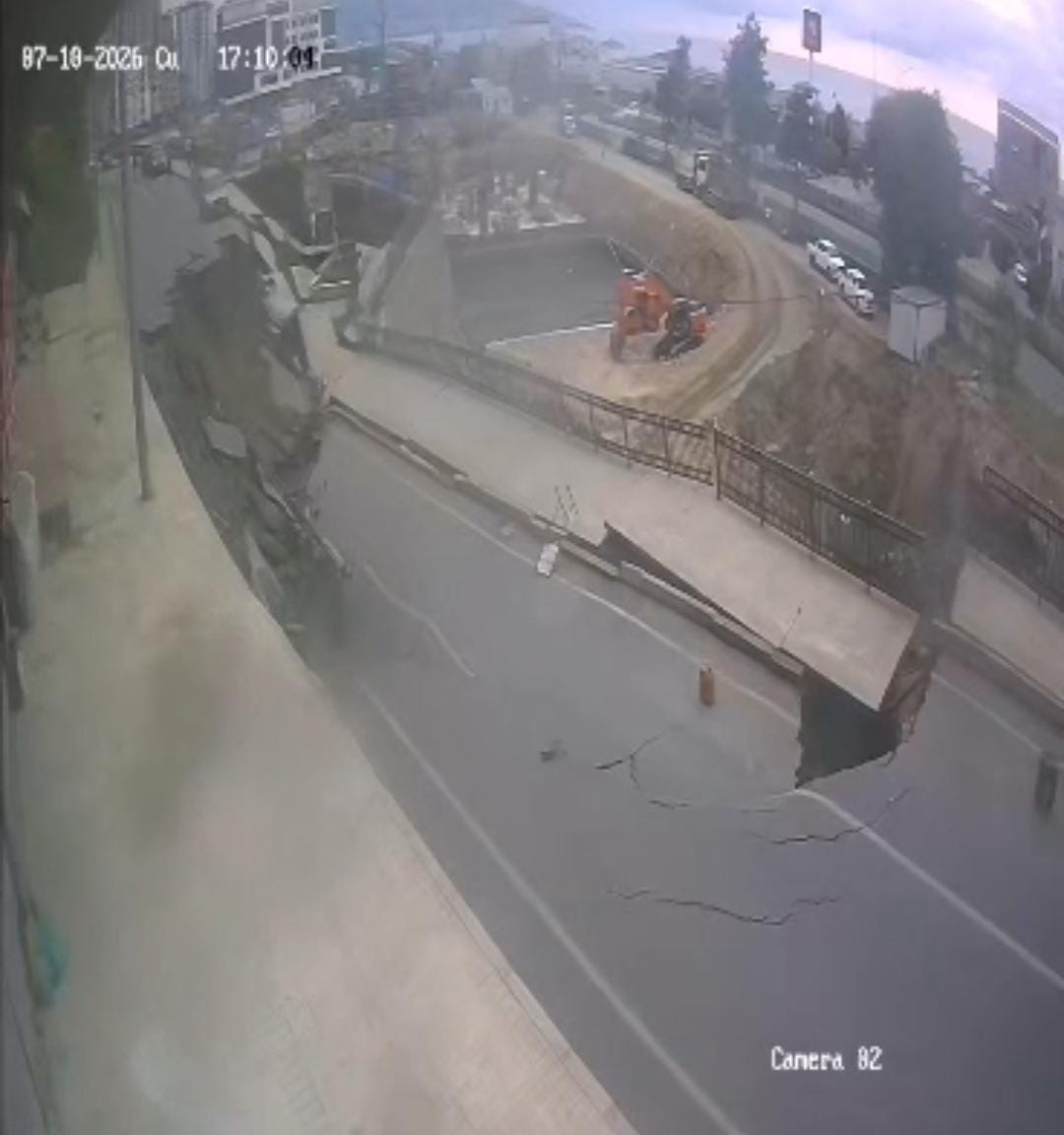 Rize'de yolun çökme anı güvenlik kamerasına yansıdı