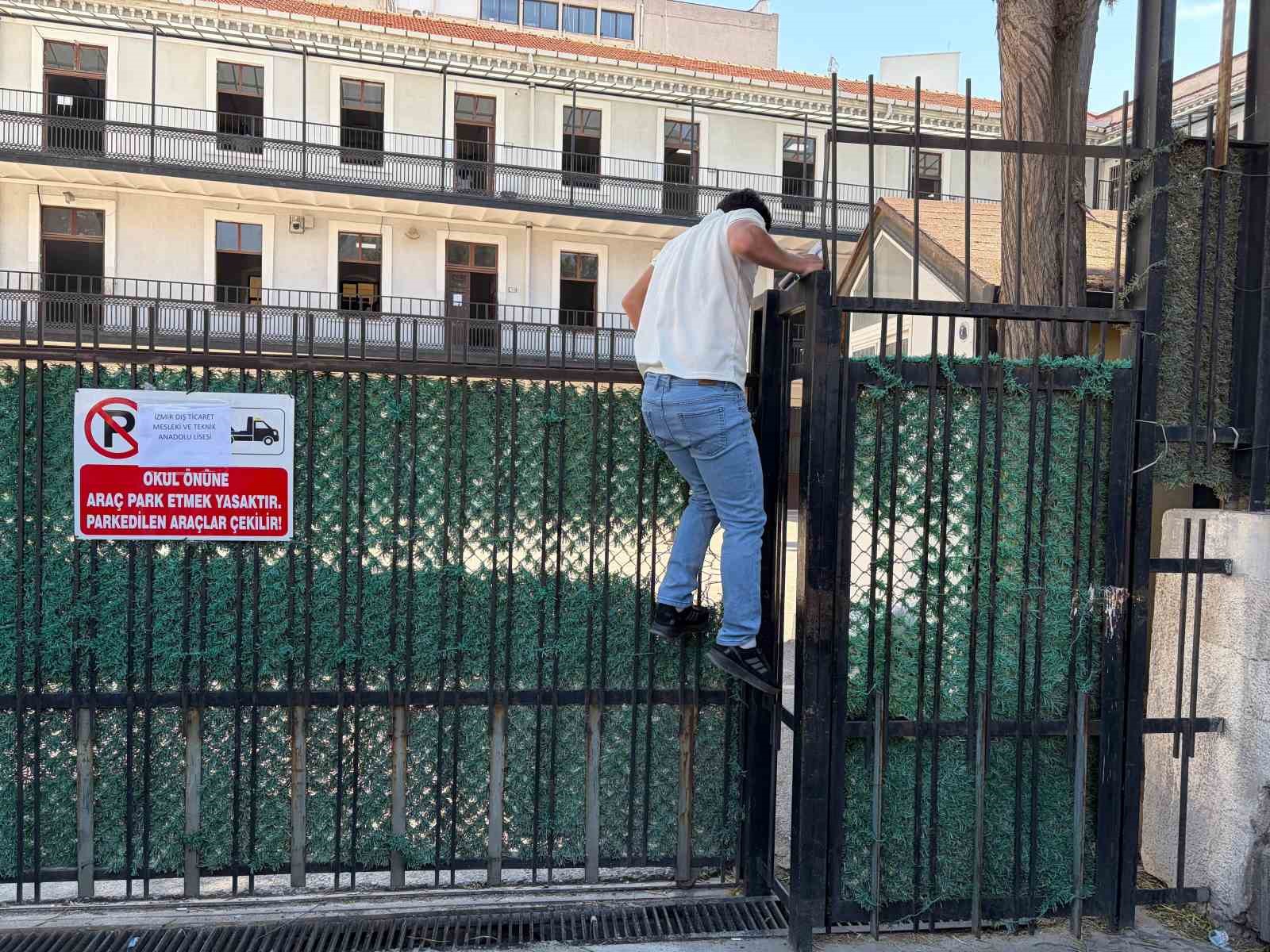 İzmir’de YKS heyecanı: Dış kapı demirlerinden atlayıp sınava girmeye çalıştılar