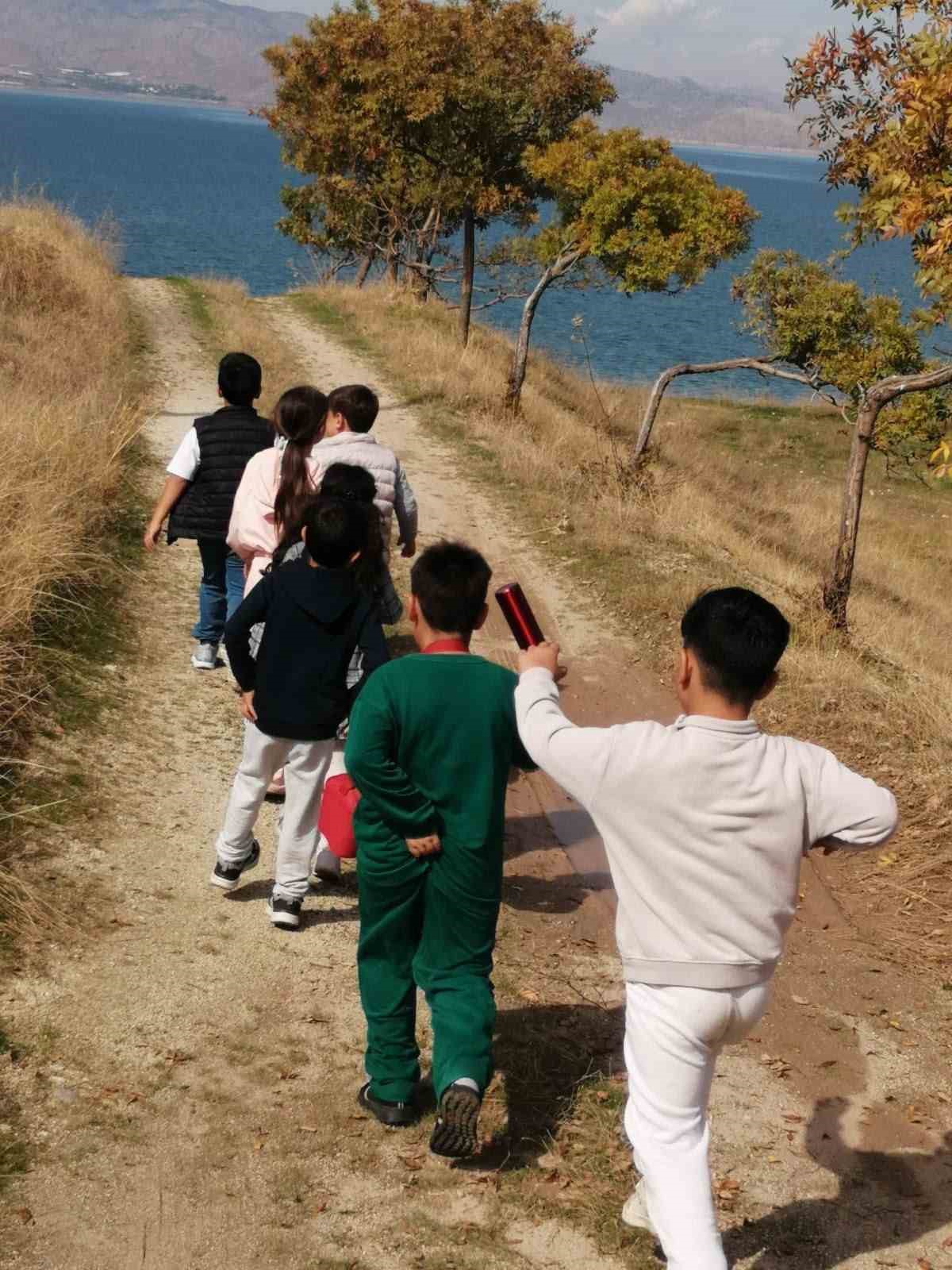 İSMETPAŞA İLKOKULU ÖĞRENCİLERİ, İÇME KÖYÜNDEKİ KUŞ GÖZLEM KULESİ'NDE DÜZENLENEN TABİAT EĞİTİMİ VE KUŞ GÖZLEMCİLİĞİ ETKİNLİĞİNE KATILDI