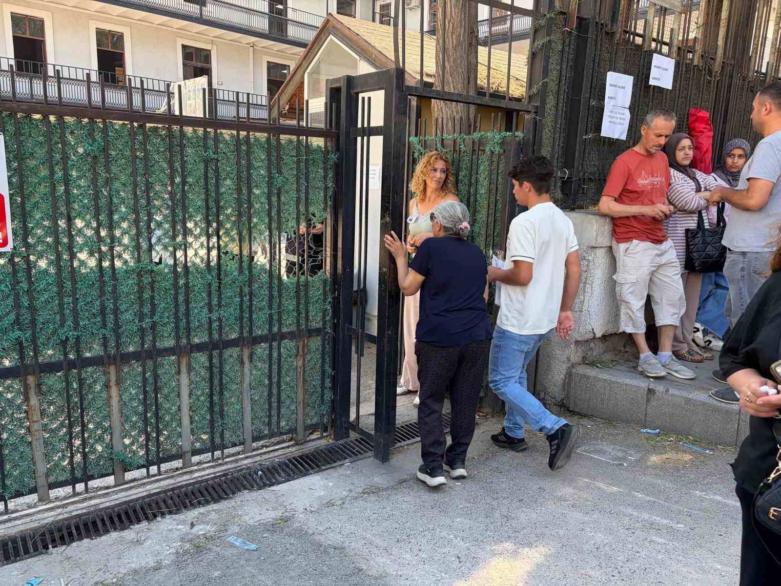 İzmir’de YKS heyecanı: Dış kapı demirlerinden atlayıp sınava girmeye çalıştılar