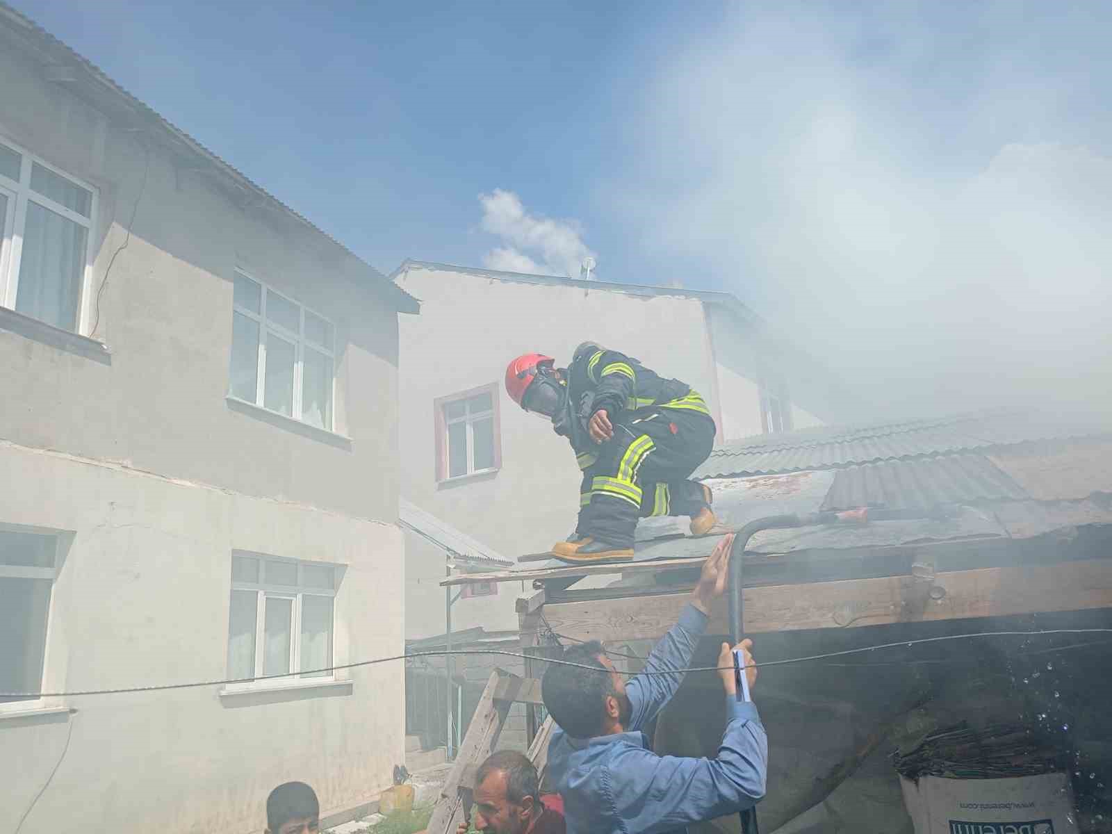 Aşkale’de tandır evinde yangın paniği