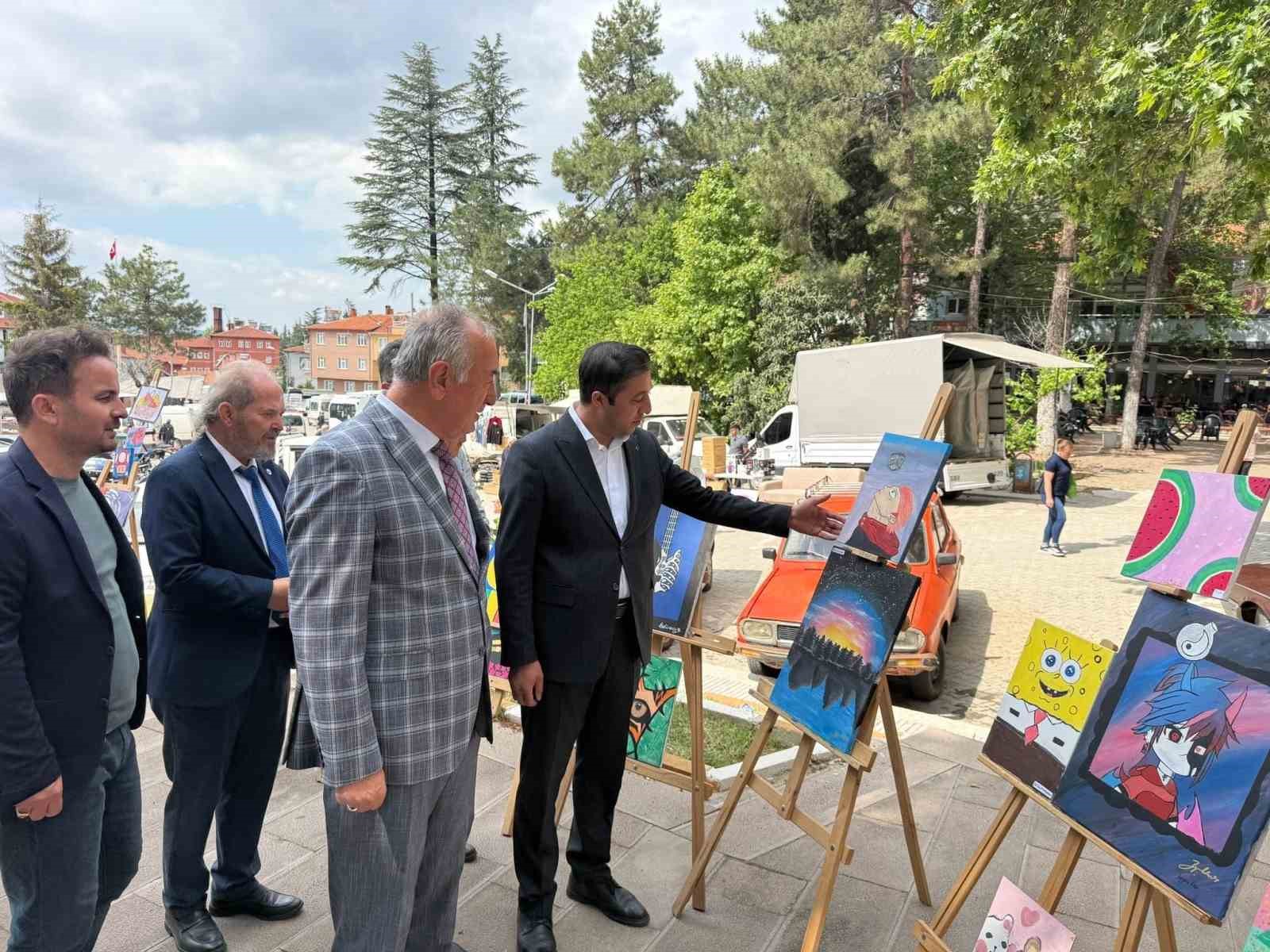 Şaphane’de yılsonu hayır çarşısı ve sergi yoğun ilgi gördü