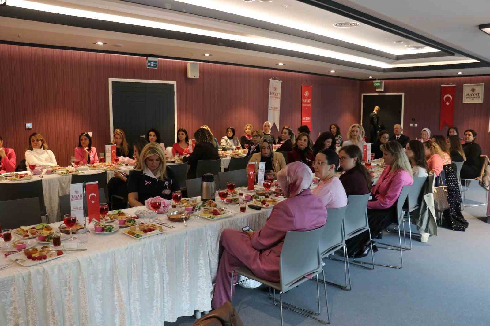 "MEME KANSERİ FARKINDALIK AYI" NEDENİYLE BURSA ÖZEL HAYAT HASTANESİ VE TOBB KADIN GİRİŞİMCİLER KURULU İŞ BİRLİĞİNDE BİR EĞİTİM SEMİNERİ DÜZENLENDİ. HASTANE KONFERANS SALONUNDA DÜZENLENEN SEMİNERDE, OP. DR. SERVET YETGİN KATILIMCILARLA MEME KANSERİNDE ERKEN TEŞHİSİN ÖNEMİ VE TEDAVİ YOLLARIYLA İLGİLİ BİLGİLER PAYLAŞTI.