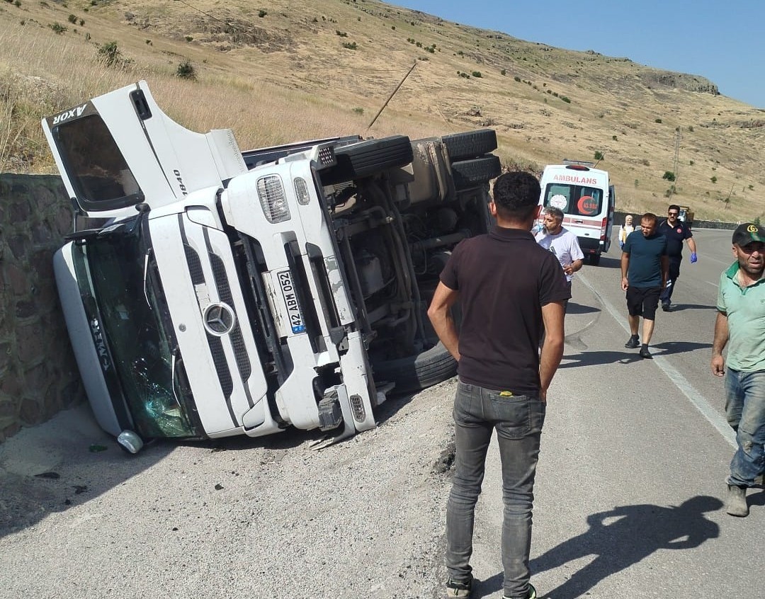 Malatya'da kontrolden çıkan tır devrildi