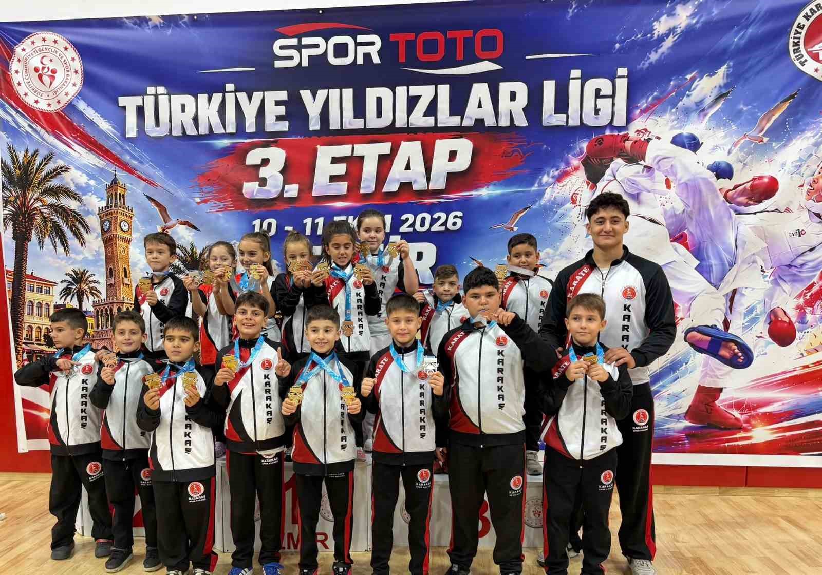 Karate müsabakalarında 43 madalya kazandılar