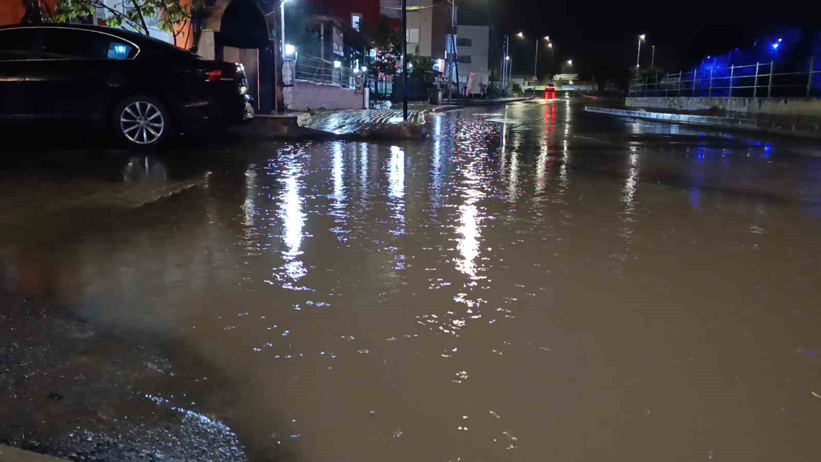 TEKİRDAĞ’IN SÜLEYMANPAŞA İLÇESİNDE ŞİDDETLİ SAĞANAK YAĞIŞ, GÜNLÜK YAŞAMI OLUMSUZ ETKİLEDİ. DEĞİRMENALTI MAHALLESİ’NDEKİ ÇAY SOKAK VE ATAÇ SOKAK’TA YAĞIŞIN ARDINDAN CADDE VE YOLLAR SUYLA KAPLANIRKEN, ORTAYA ÇIKAN MANZARA DİKKAT ÇEKTİ.