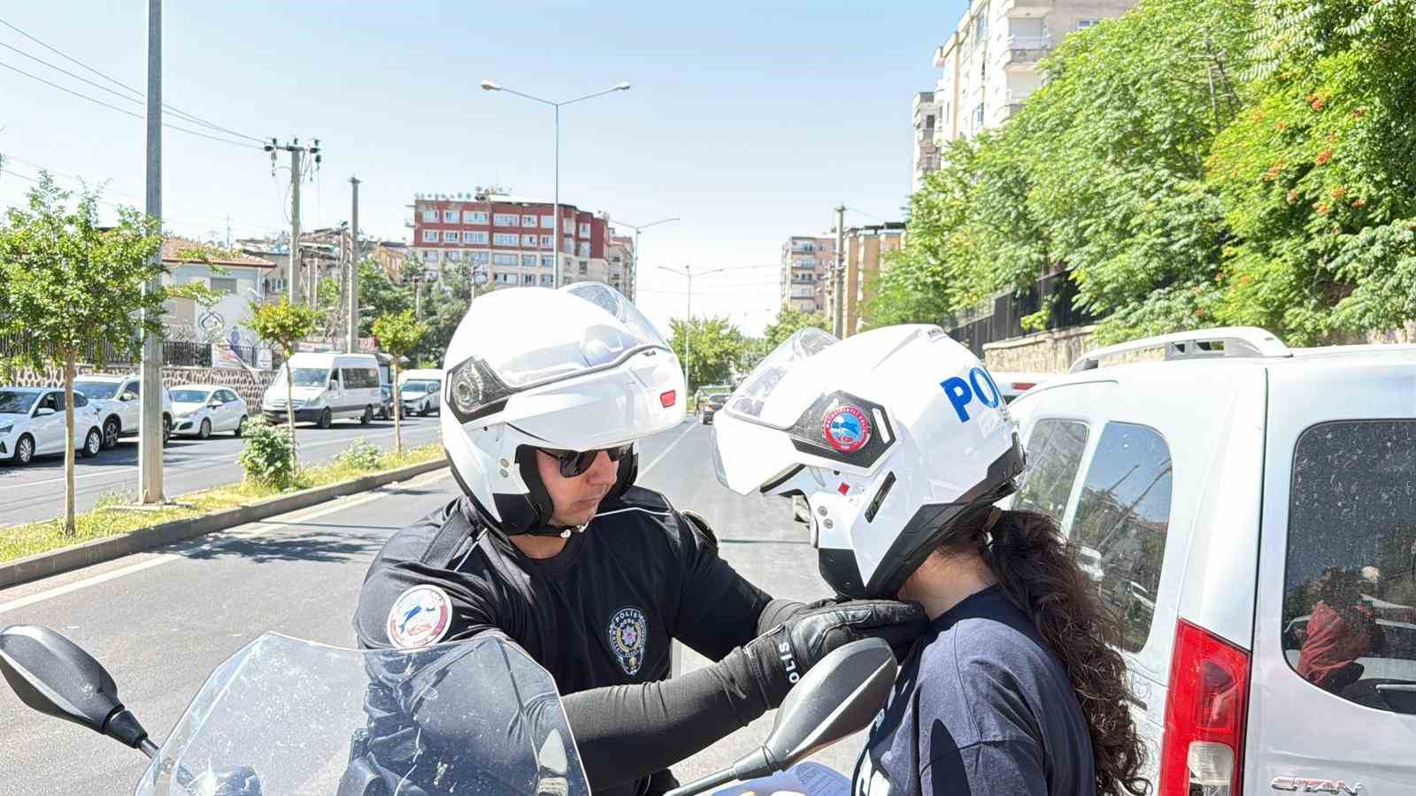 Diyarbakır’da okulları karıştıran öğrenciler son dakikalarda polis eşliğinde yetişti