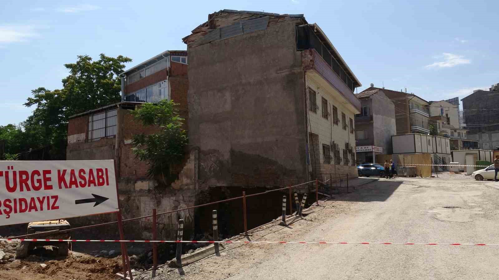 Malatya'da kazı sırasında temelinde göçük meydana gelen apartman boşaltıldı