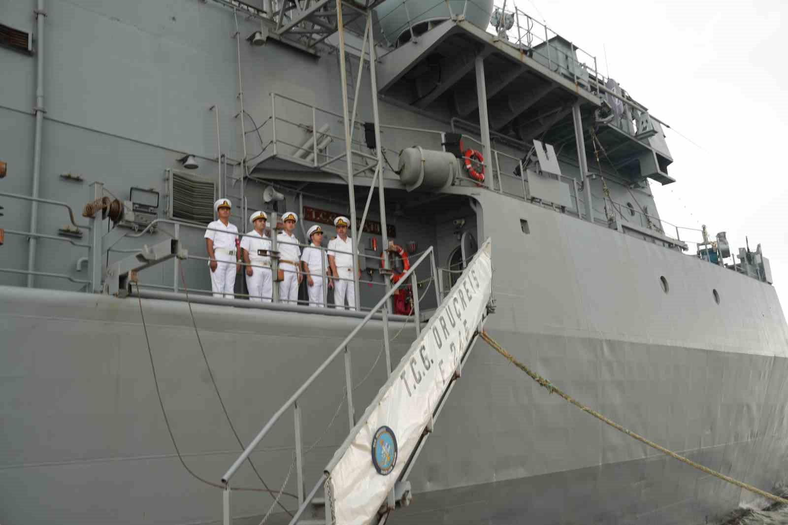 Türk donanmasından Atlantik'in ötesinde güç gösterisi: TCG Oruçreis New York'ta