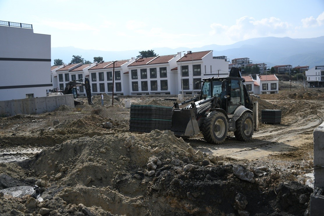 KUŞADASI BELEDİYESİ, CAFERLİ MAHALLESİ’NDE 6 SOKAĞI KAPSAYAN 25 BİN METREKARELİK KİLİT PARKE TAŞI DÖŞEME ÇALIŞMASI BAŞLATTI.