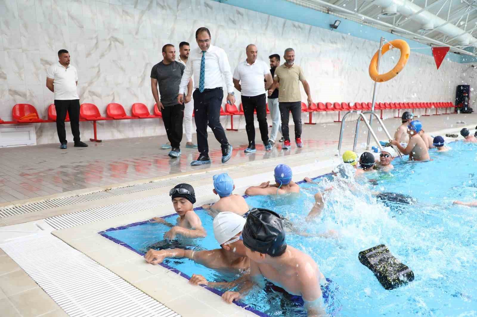 Ağrı'da çocuklar 'Yüzme Bilmeyen Kalmasın' projesiyle havuzla buluşuyor