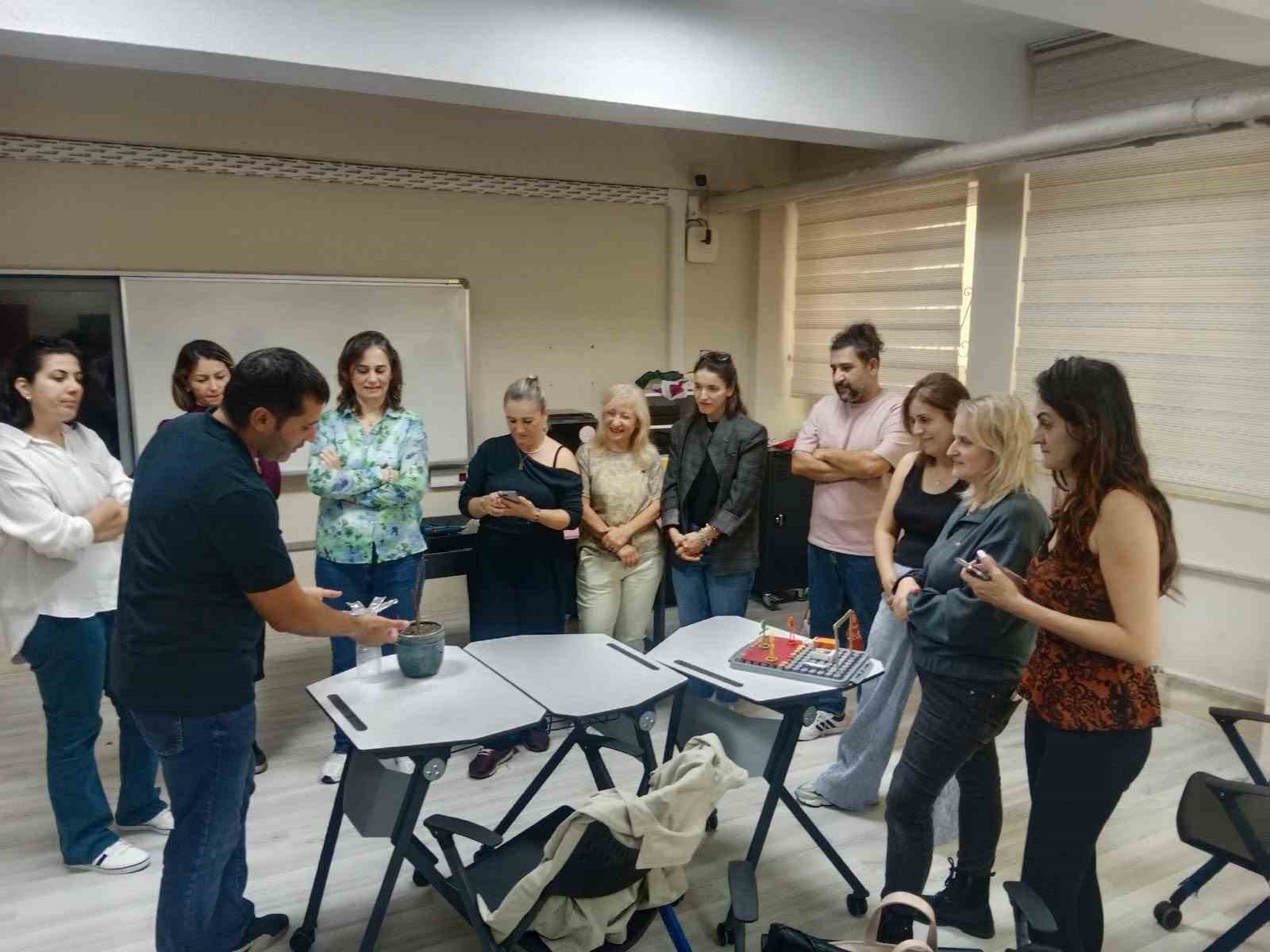 AYDIN İL MİLLİ EĞİTİM MÜDÜRLÜĞÜ TARAFINDAN ÖĞRETMENLERİN MESLEKİ VE TEKNOLOJİK GELİŞİMLERİNİ DESTEKLEMEK AMACIYLA DÜZENLENEN STEM TEMEL SEVİYE EĞİTİMLERİ, EFELER VE KUŞADASI’NDA GERÇEKLEŞTİRİLEN UYGULAMALI ÇALIŞMALARLA TAMAMLANDI.