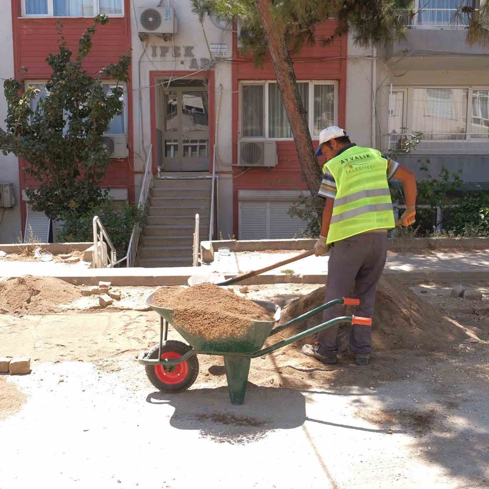Ayvalık'ta yol bakım ve onarım çalışmaları aralıksız sürüyor