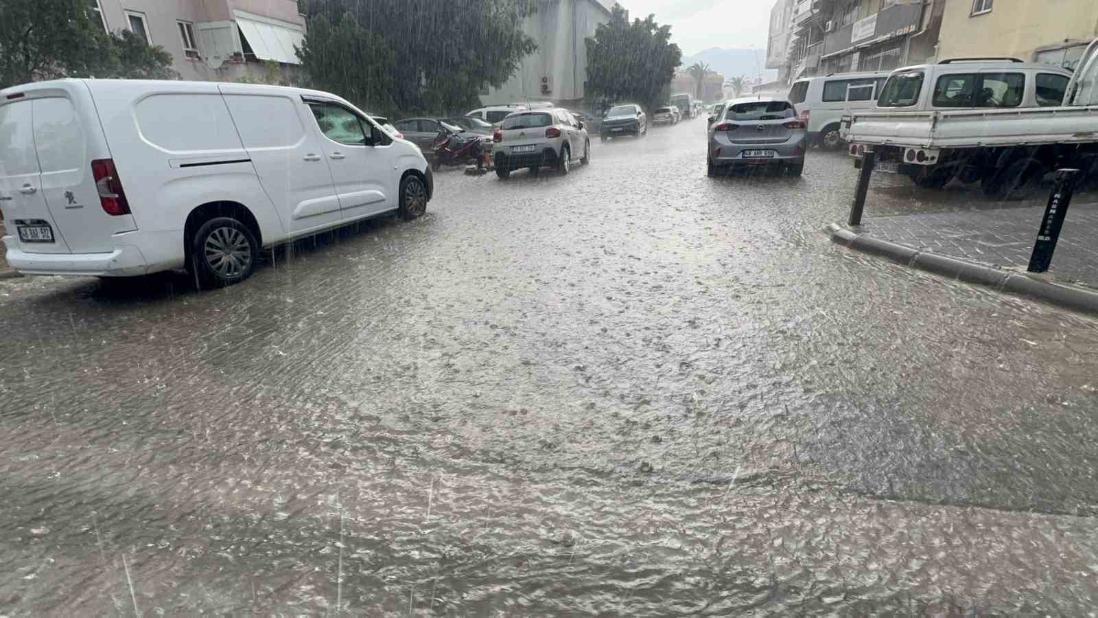 Marmaris’te sağanak yağış hayatı olumsuz etkiledi