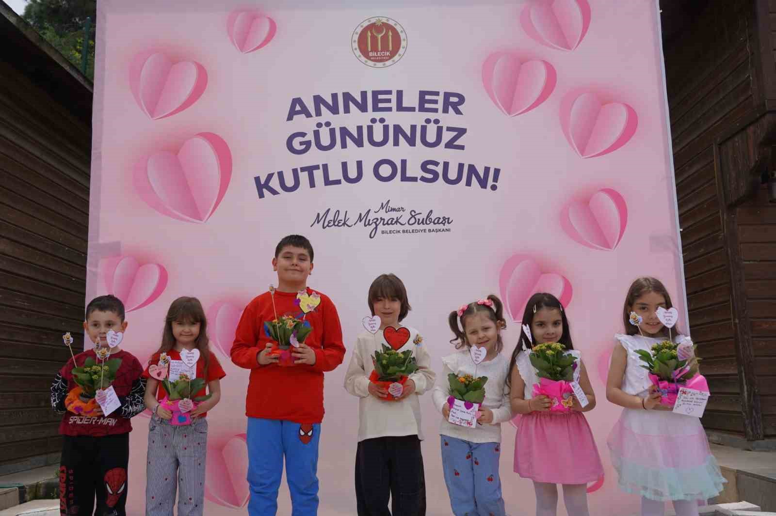 Çocuklar Sanat Sokağı'nı bu kez anneleri için renklendirdi