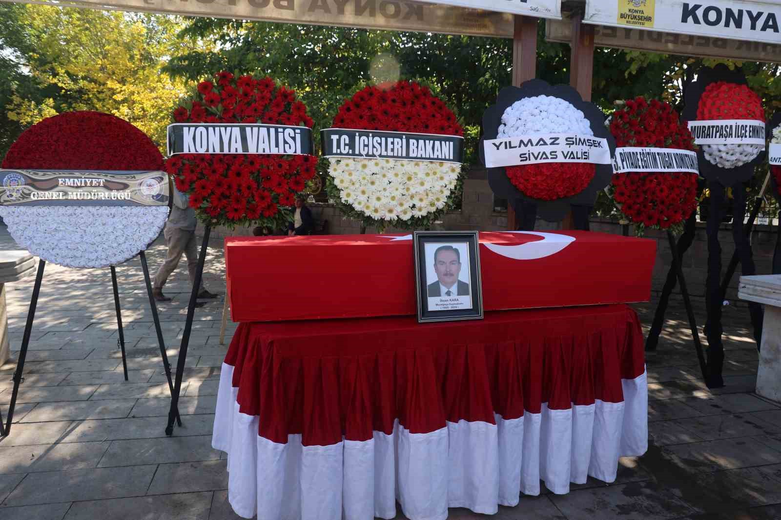 ANTALYA'DA GEÇTİĞİMİZ GECE SAATLERİNDE KALP KRİZİ GEÇİRİP KALDIRILDIĞI HASTANEDE DOKTORLARIN TÜM MÜDAHALELERİNE RAĞMEN KURTARILAMAYARAK HAYATINI KAYBEDEN MURATPAŞA İLÇE KAYMAKAMI İHSAN KARA MEMLEKETİ KONYA'DA KILINAN CENAZE NAMAZININ ARDINDAN TOPRAĞA VERİLDİ.
