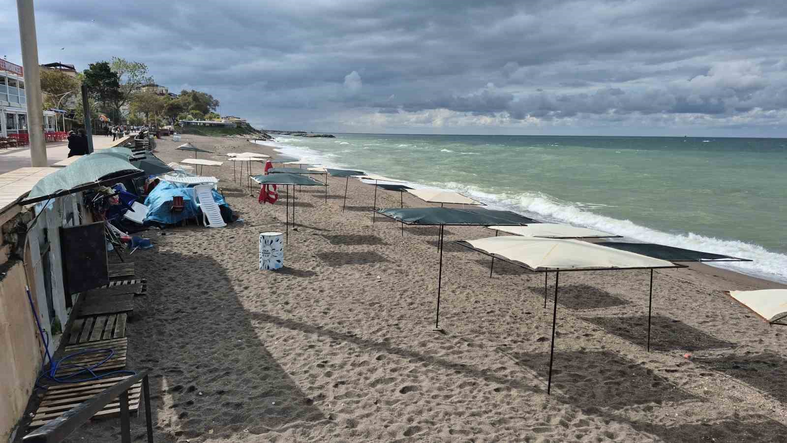 Akçakoca'da tatilciler gitti, kuşlar geldi