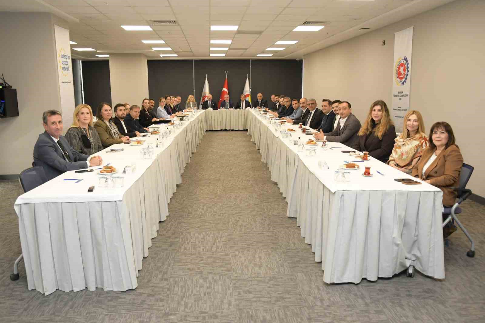 SAMSUN TİCARET VE SANAYİ ODASI (TSO) YÖNETİM KURULU BAŞKANI SALİH ZEKİ MURZİOĞLU, YENİ YATIRIM VE İŞ FIRSATLARININ GÖRÜŞÜLDÜĞÜ TOPLANTIDA ŞEHRİN YATIRIMCILAR İÇİN BİRÇOK FIRSAT SUNDUĞUNU SÖYLEDİ.