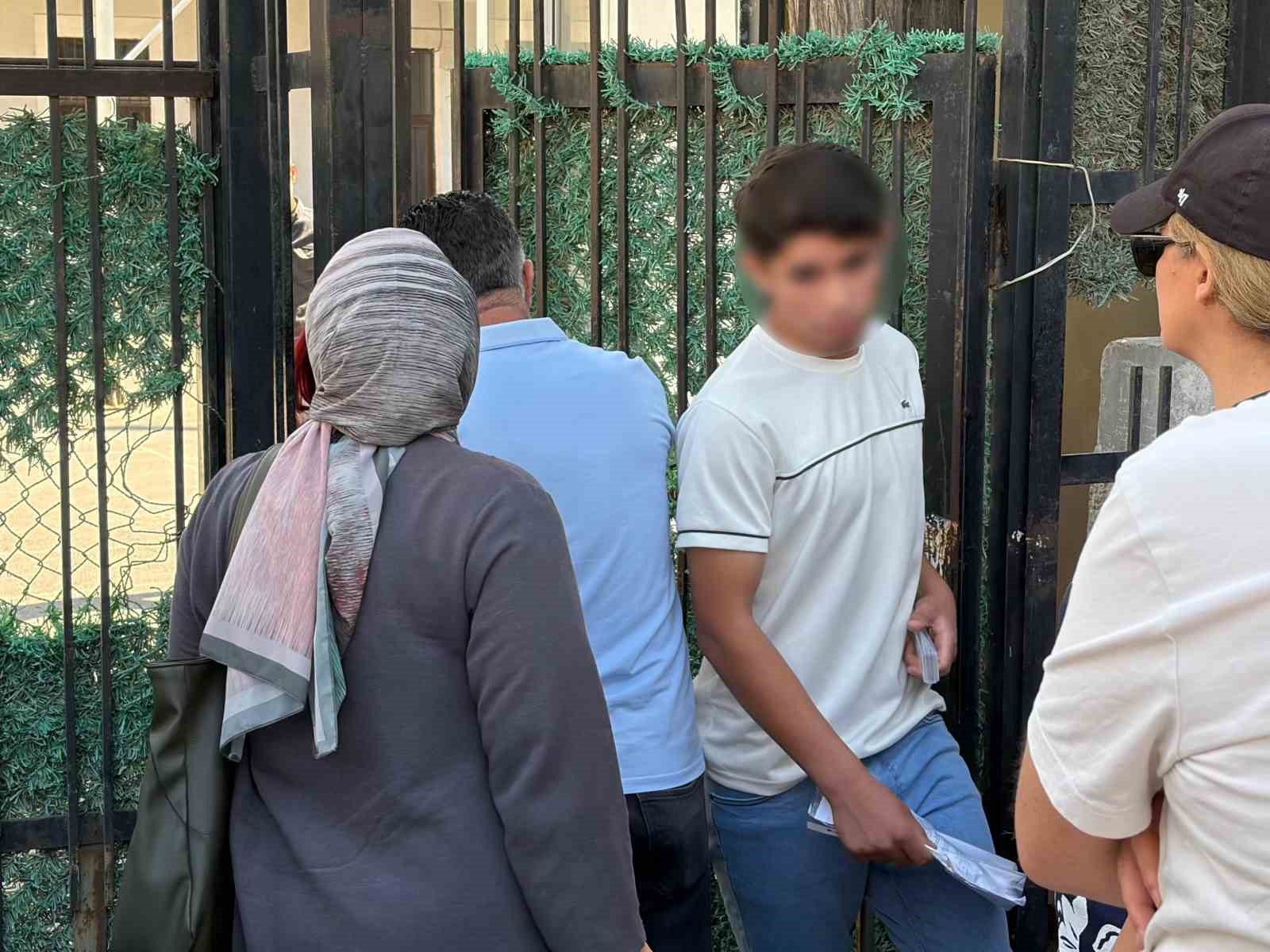 İzmir’de YKS heyecanı: Dış kapı demirlerinden atlayıp sınava girmeye çalıştılar