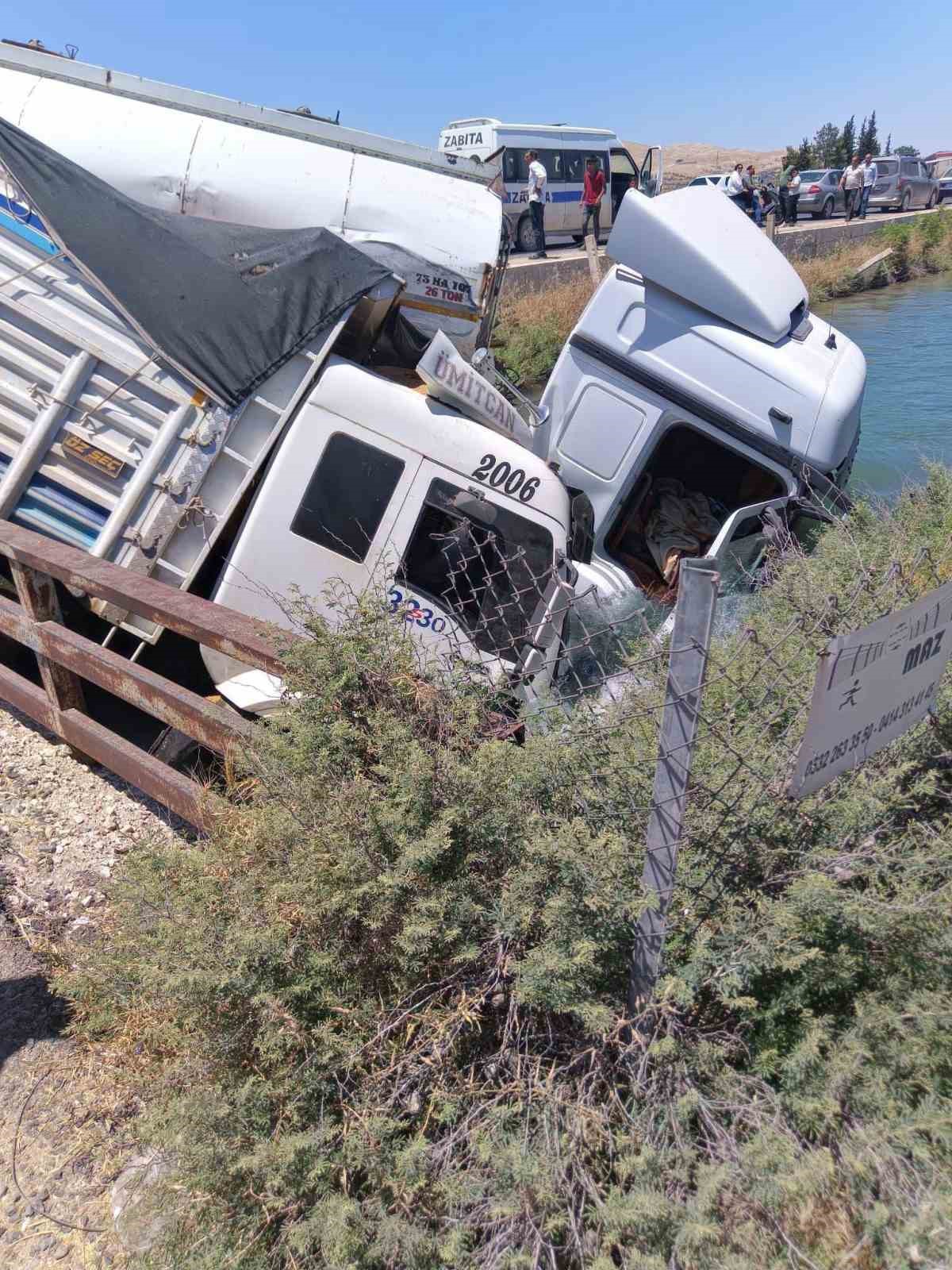Şanlıurfa’da tanker ve kamyon sulama kanalına düştü: 2 yaralı