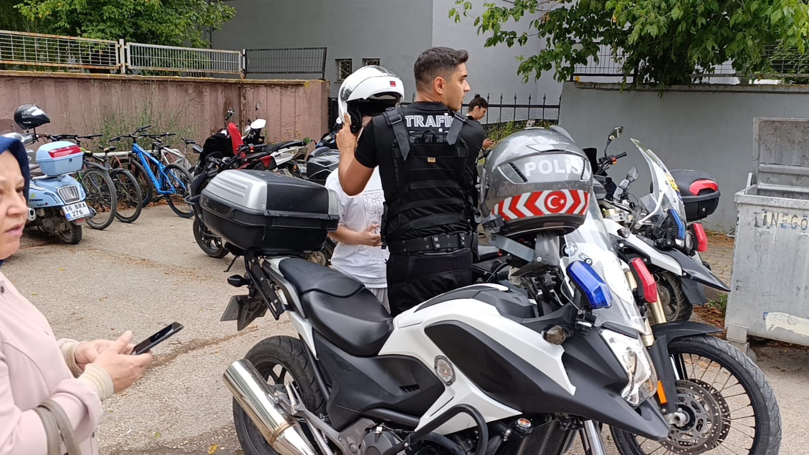 Bursa’da yanlış okula gelen adayların yardımına polis koştu