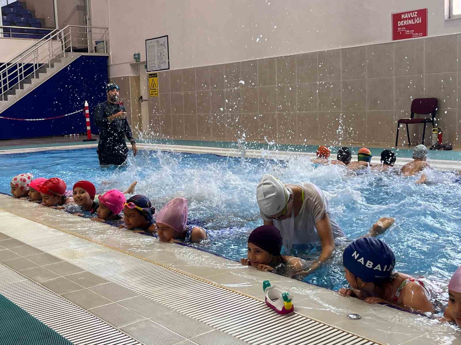 Nazilli'de çocuklar yaz tatilini yüzme öğrenerek geçiriyor