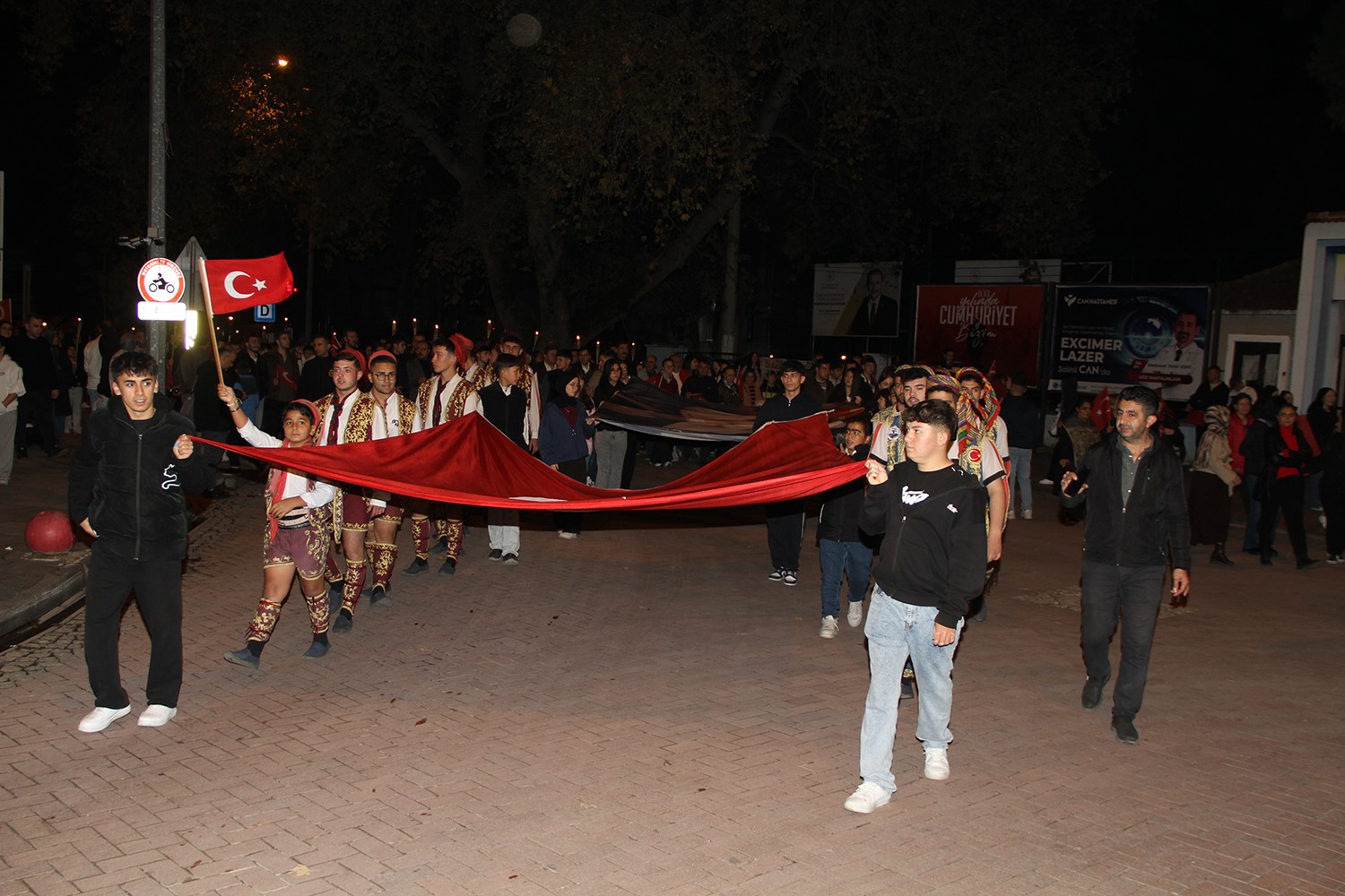 MANİSA’NIN KULA İLÇESİNDE, 29 EKİM CUMHURİYET BAYRAMI KUTLAMALARI KAPSAMINDA DÜZENLENEN FENER ALAYI VE YAREN GÖSTERİLERİ, VATANDAŞLARIN YOĞUN KATILIMIYLA GERÇEKLEŞTİRİLDİ.