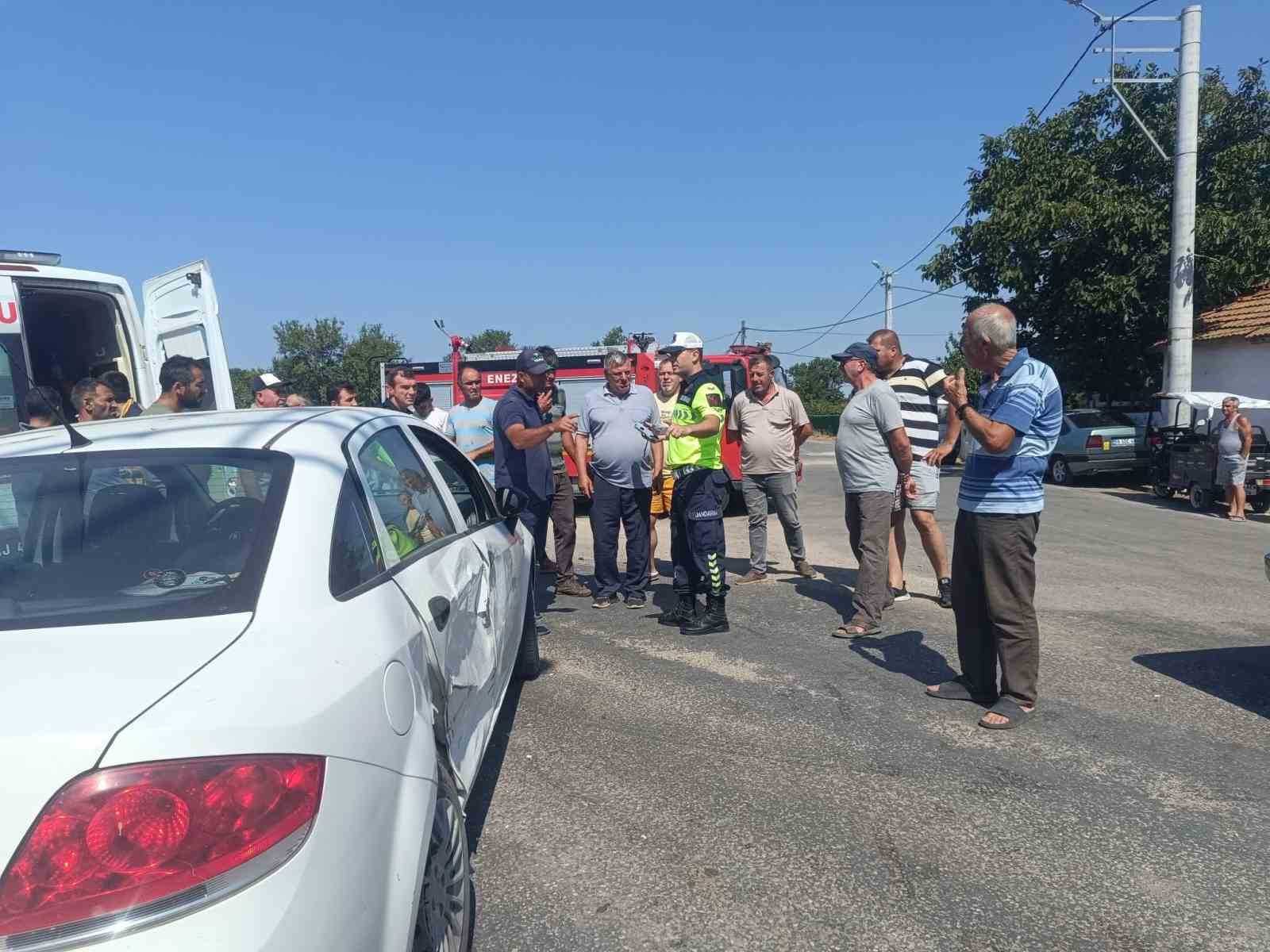 Edirne’de iki otomobil çarpıştı: 3 yaralı