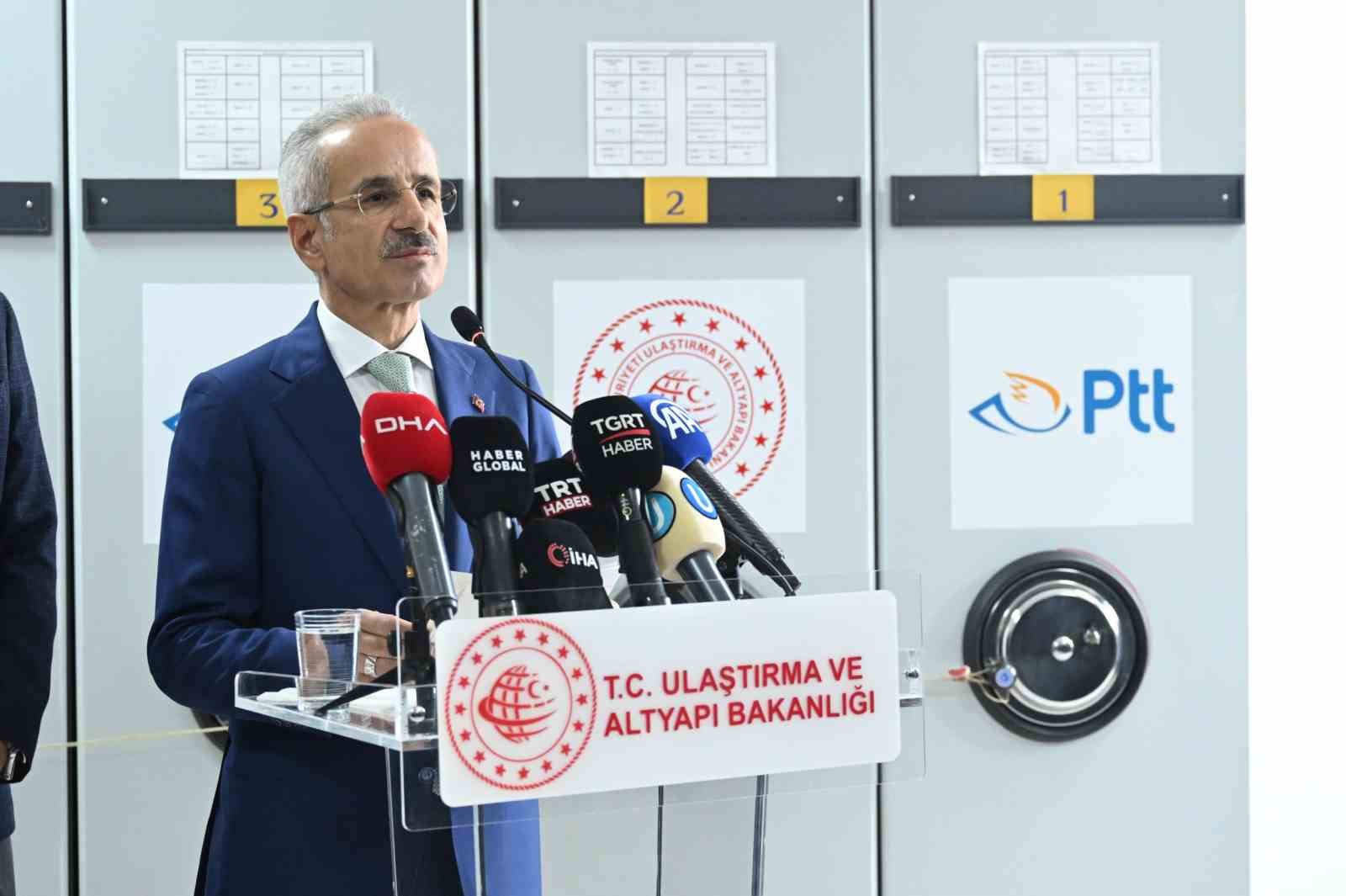Bakan Uraloğlu: 'NATO Zirvesi anısına hazırlanan anma pulu ve ilkgün zarfını tedavüle sunduk'
