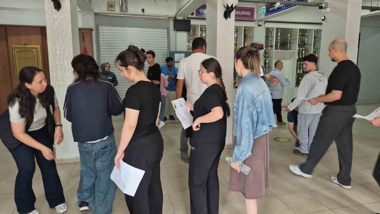 Düzce 9 binden fazla öğrenci sınavda ter döküyor