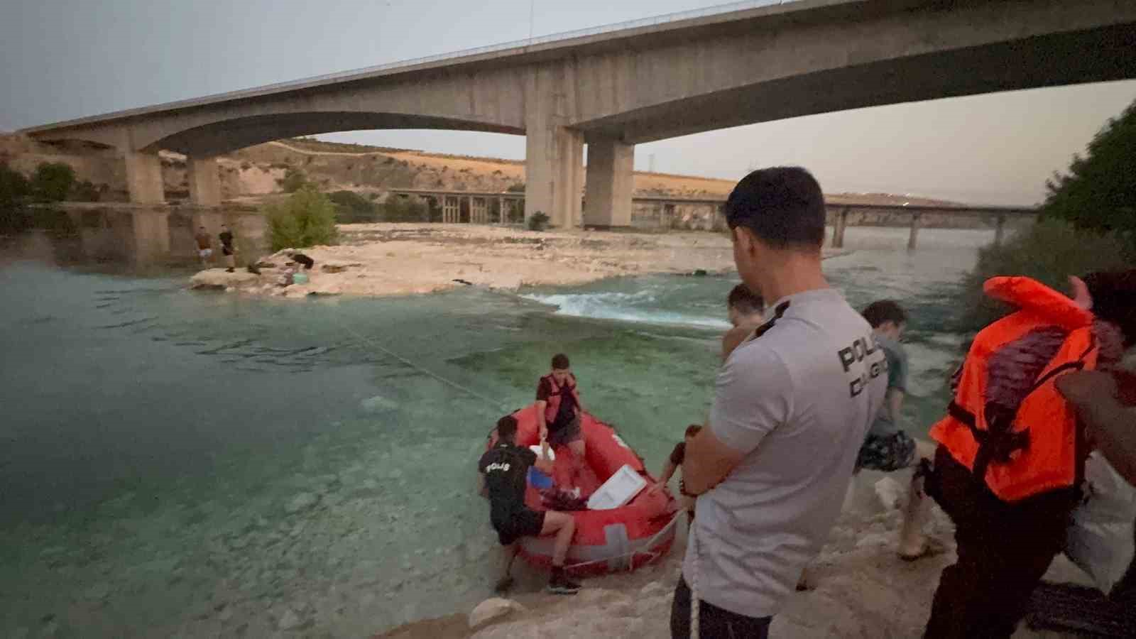 Fırat Nehri’nde su seviyesinin yükselmesi ile mahsur kalan 10 kişi kurtarıldı