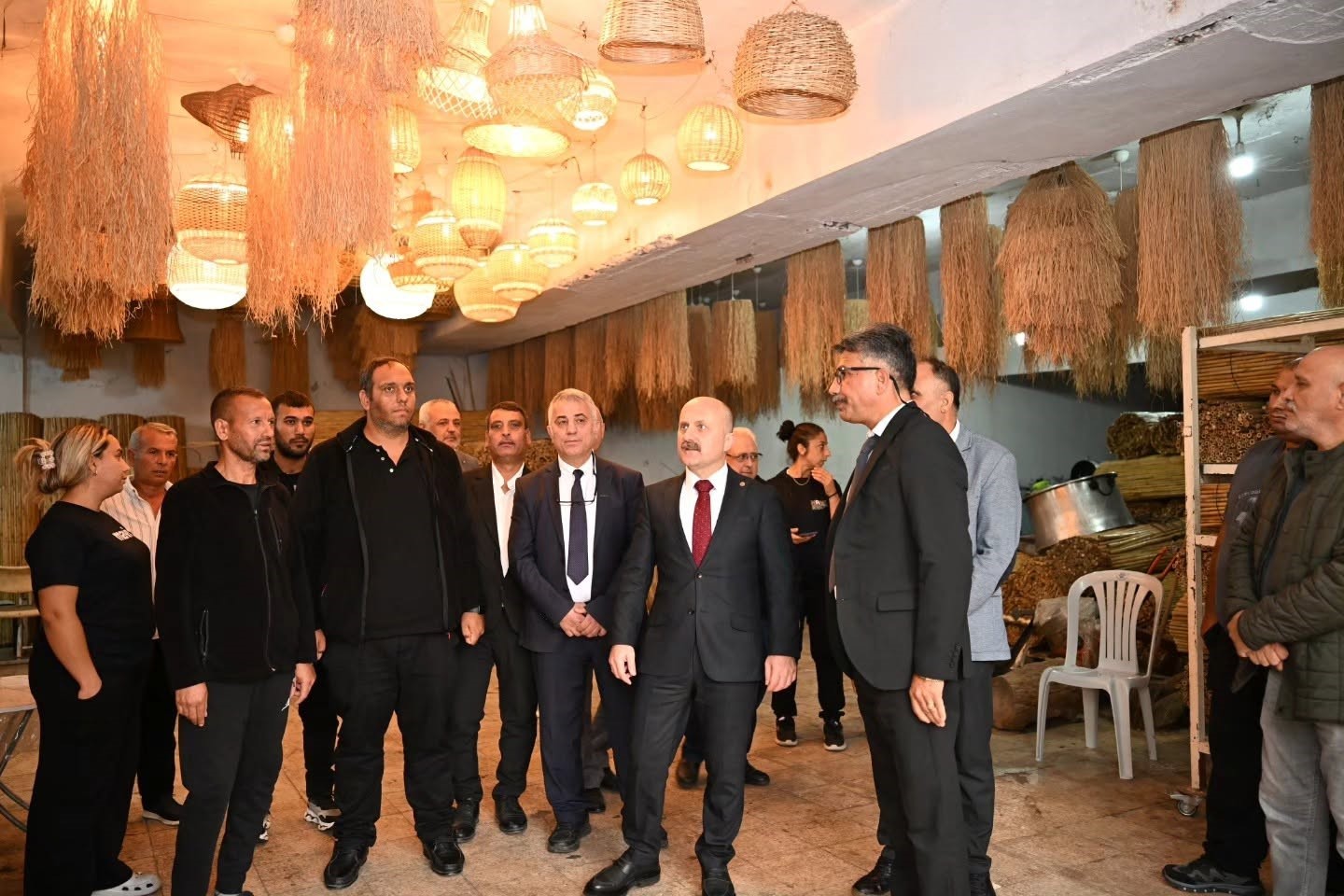 AYDIN’IN GELENEKSEL HASIR VE SEPET İŞÇİLİĞİYLE TANINAN ILICABAŞI MAHALLESİ’NDE ÜRETİM GELENEĞİ SÜRERKEN, VALİ DR. OSMAN VAROL MAHALLEYİ ZİYARET EDEREK HEM VATANDAŞLARLA BİR ARAYA GELDİ HEM DE SEPET İMALATINI YERİNDE İNCELEDİ.