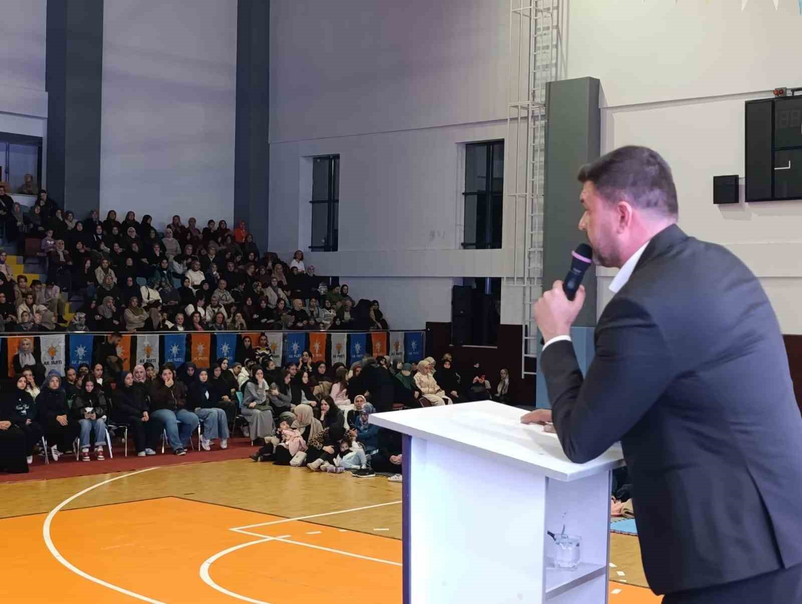MANİSA’NIN SALİHLİ İLÇESİNDE AK PARTİ GENÇLİK KOLLARI TARAFINDAN DÜZENLENEN "SALİHLİ GÖNÜL BULUŞMALARI EDEBİYAT SÖYLEŞİSİ VE TASAVVUF MÜZİĞİ KONSERİ", VATANDAŞLARIN YOĞUN KATILIMIYLA GERÇEKLEŞTİRİLDİ. TRİBÜNLERİN TAMAMEN DOLDUĞU ETKİNLİKTE, SALONDA YER BULAMAYAN VATANDAŞLAR YERE SERİLEN ÖRTÜLERİN ÜZERİNE OTURARAK PROGRAMI TAKİP ETTİ.