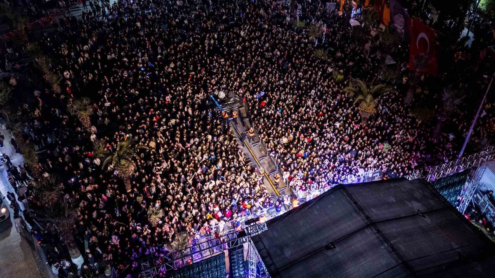 MANİSA’NIN TURGUTLU İLÇESİNDE CUMHURİYET’İN 103’ÜNCÜ YILI, BİNLERCE KİŞİNİN KATILDIĞI KORTEJ YÜRÜYÜŞÜ VE IŞIN KARACA KONSERİYLE KUTLANDI. TÜRK BAYRAKLARIYLA SOKAKLARI KIRMIZI BEYAZA BOYAYAN VATANDAŞLAR, CUMHURİYET COŞKUSUNU MEYDANLARA TAŞIRKEN SEVİLEN SANATÇI IŞIN KARACA’NIN ŞARKILARINA HEP BİR AĞIZDAN EŞLİK ETTİ.