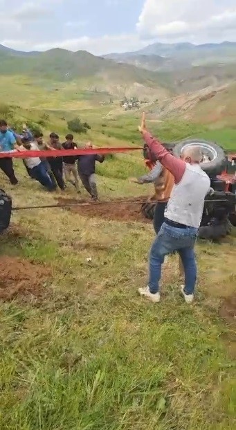 Sarıkamış'ta devrilen traktör için köylüler seferber oldu