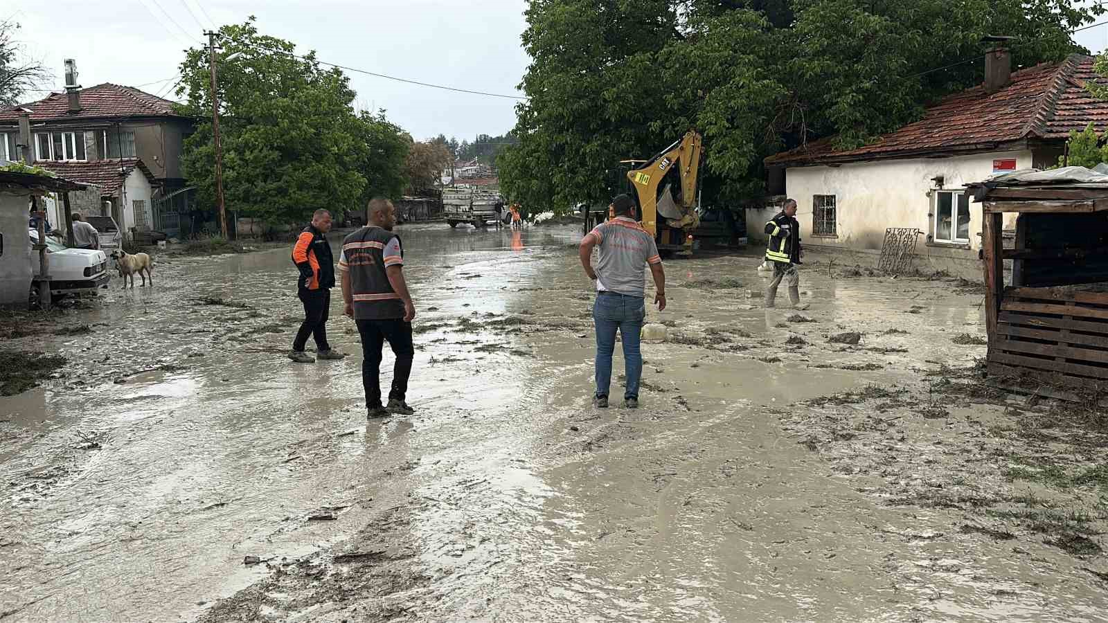 Burdur’da sağanak sonrası bazı evleri su bastı